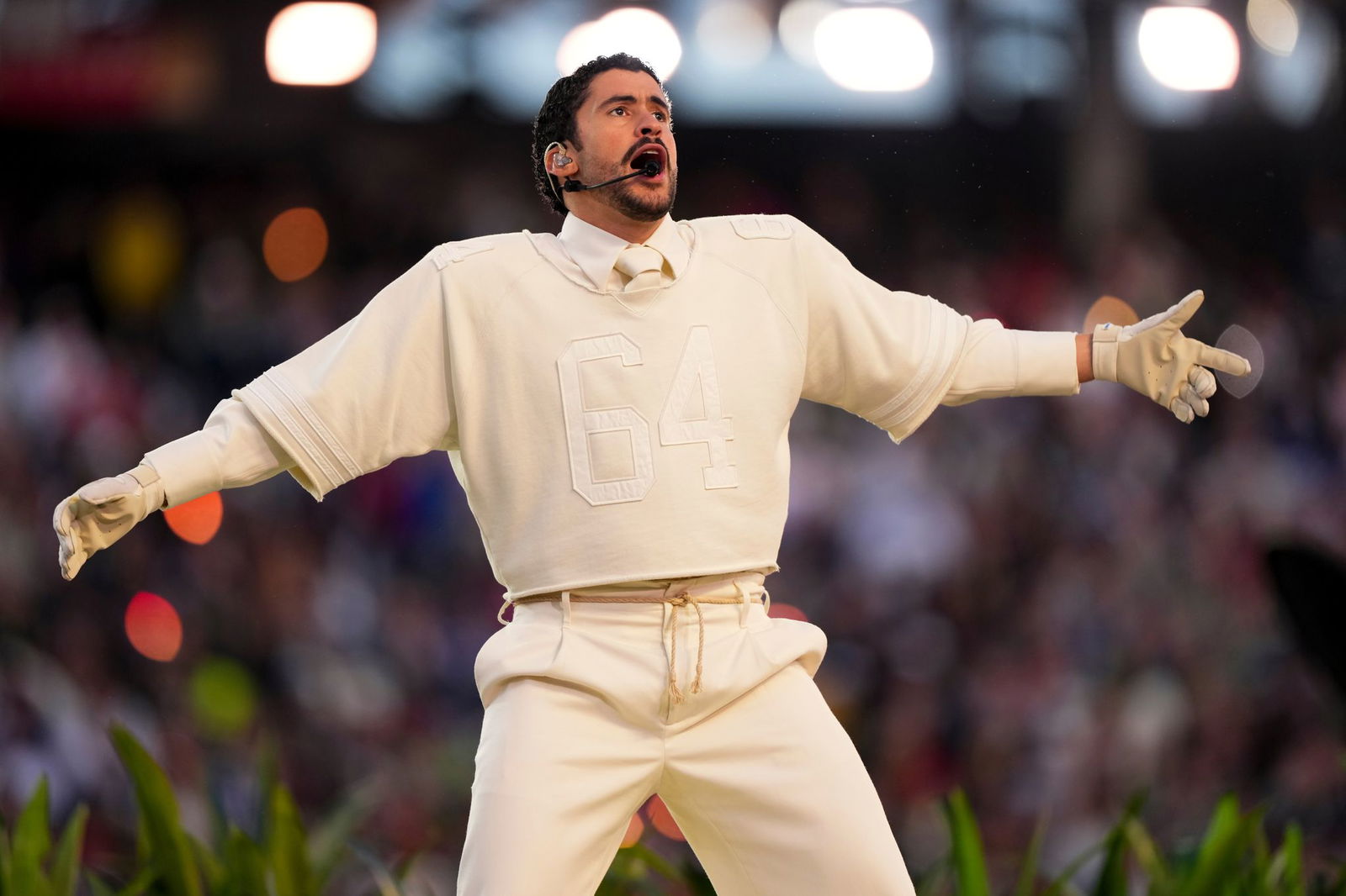 Bad Bunny bei seinem Auftritt in der Halbzeitpause des Super Bowl in Santa Clara bei San Francisco. (Archivbild)