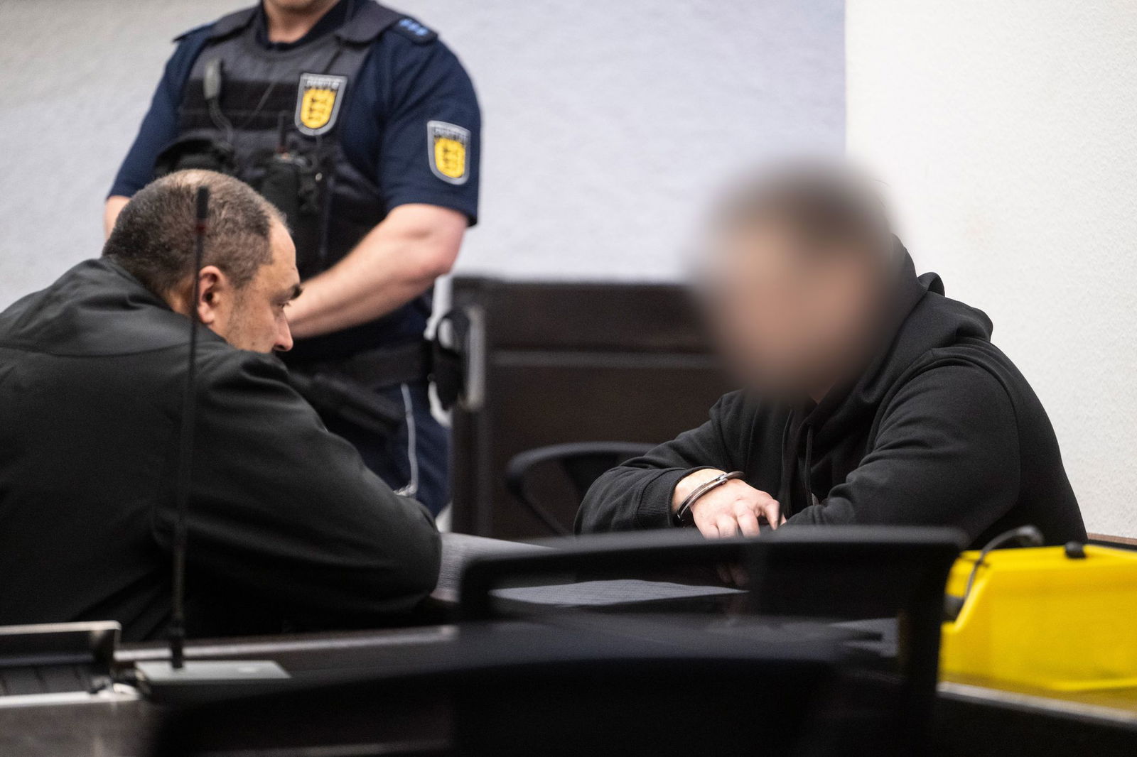 Zum Prozessauftakt teilte der Anwalt des angeklagten Mannes mit, sein Mandant werde sich zu den Vorwürfen nicht äußern. 