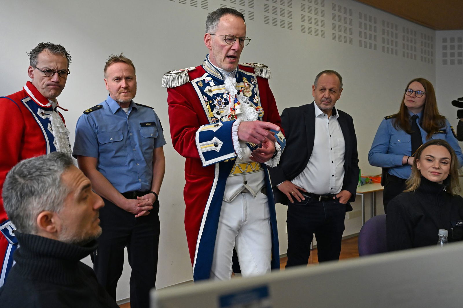 Innenminister Ebling (Mitte) informiert sich im Polizeipräsidium Mainz über die aktuelle Lage. 