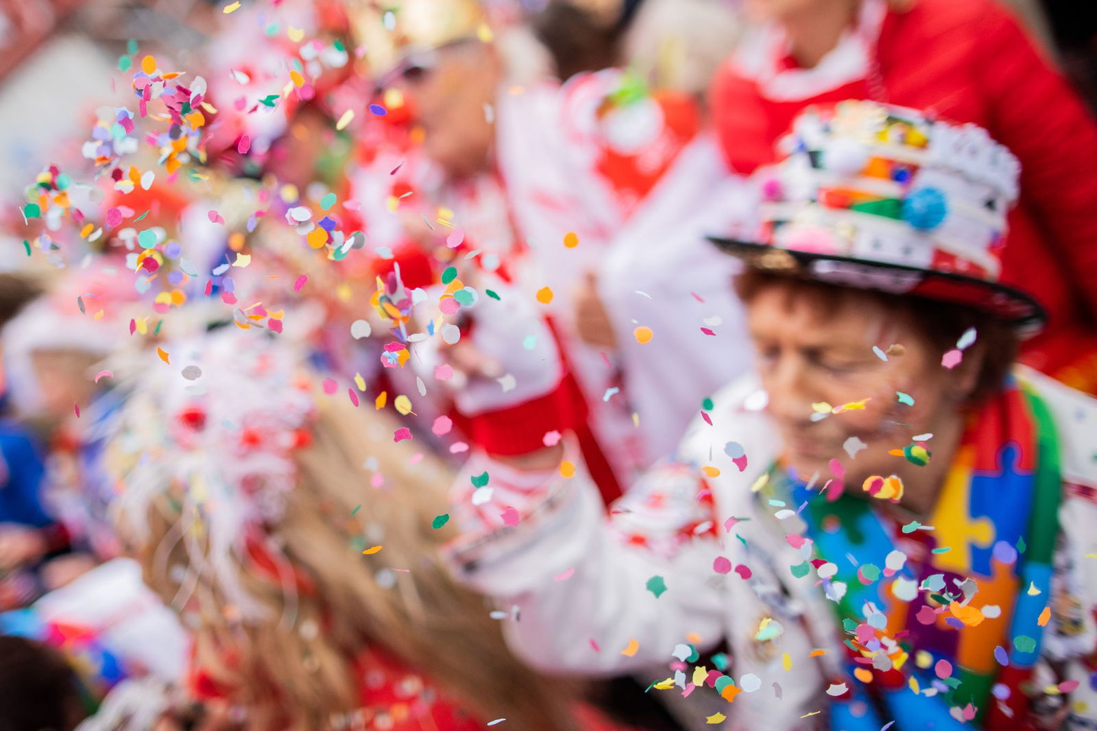 Auch beim Karneval in Aachen ist Konfetti verboten. (Symbolbild) 