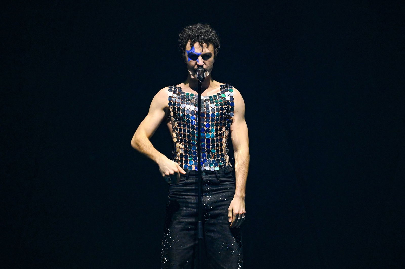 Der 19-jährige Sänger Cosmó vertritt Österreich beim 70. ESC in Wien