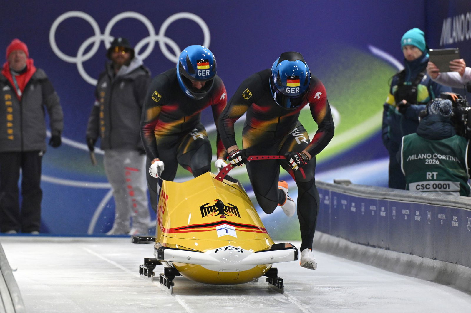 Johannes Lochner (Pilot) und Georg Fleischhauer legen gleich im ersten Lauf Start- und Bahnrekord hin. 