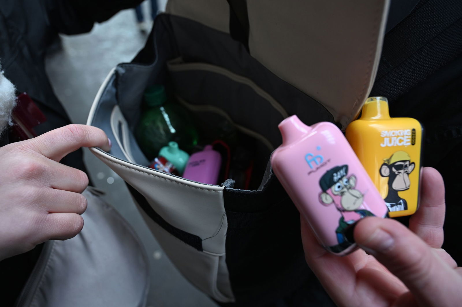 E-Zigaretten, die in Deutschland nicht versteuert worden sind, sind für jeden verboten und werden von der Polizei eingezogen. 