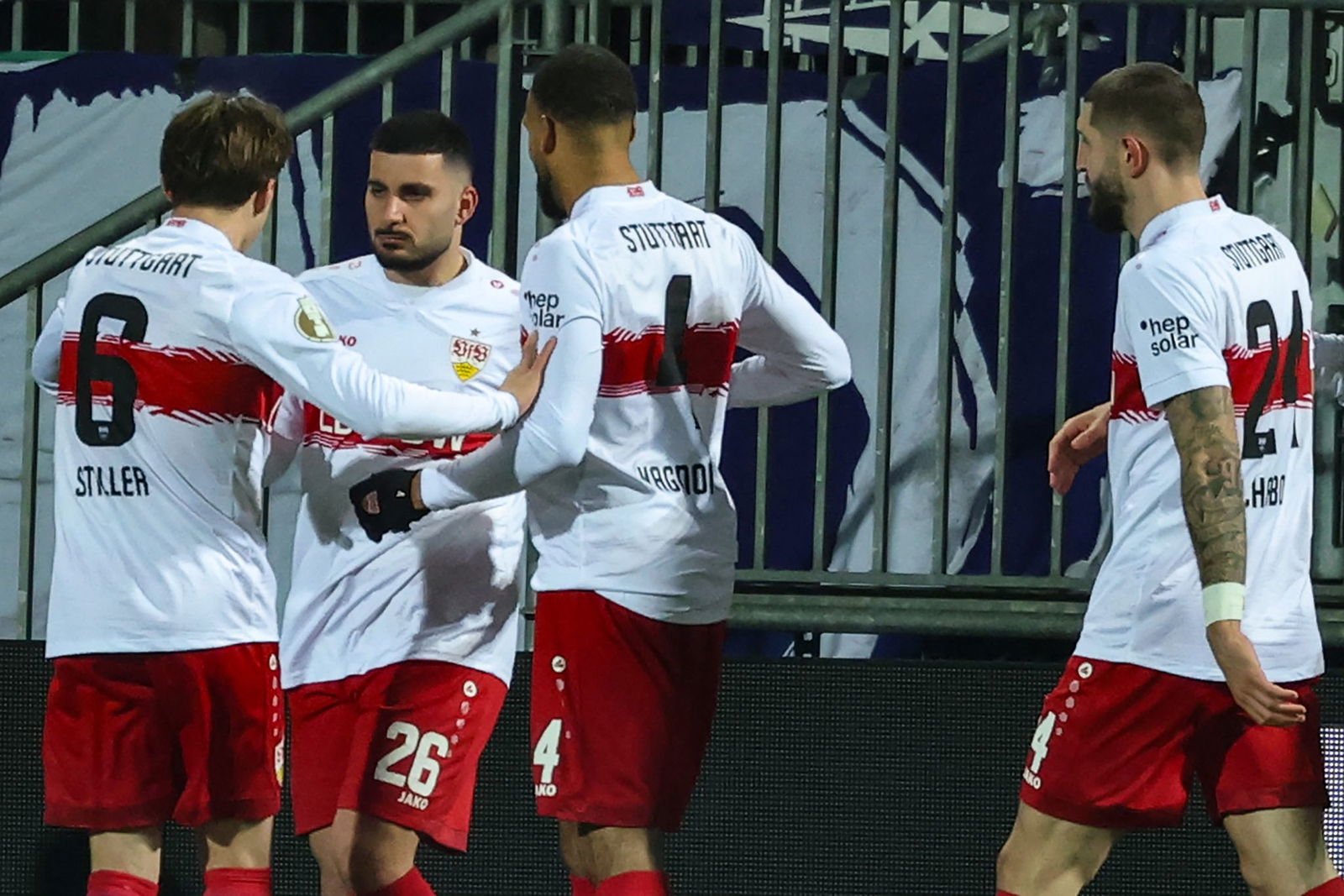Stuttgarts Deniz Undav (M) feiert mit den Teamkollegen Angelo Stiller (l) und Josha Vagnoman nach seinem Tor zum 1:0 in Kiel.