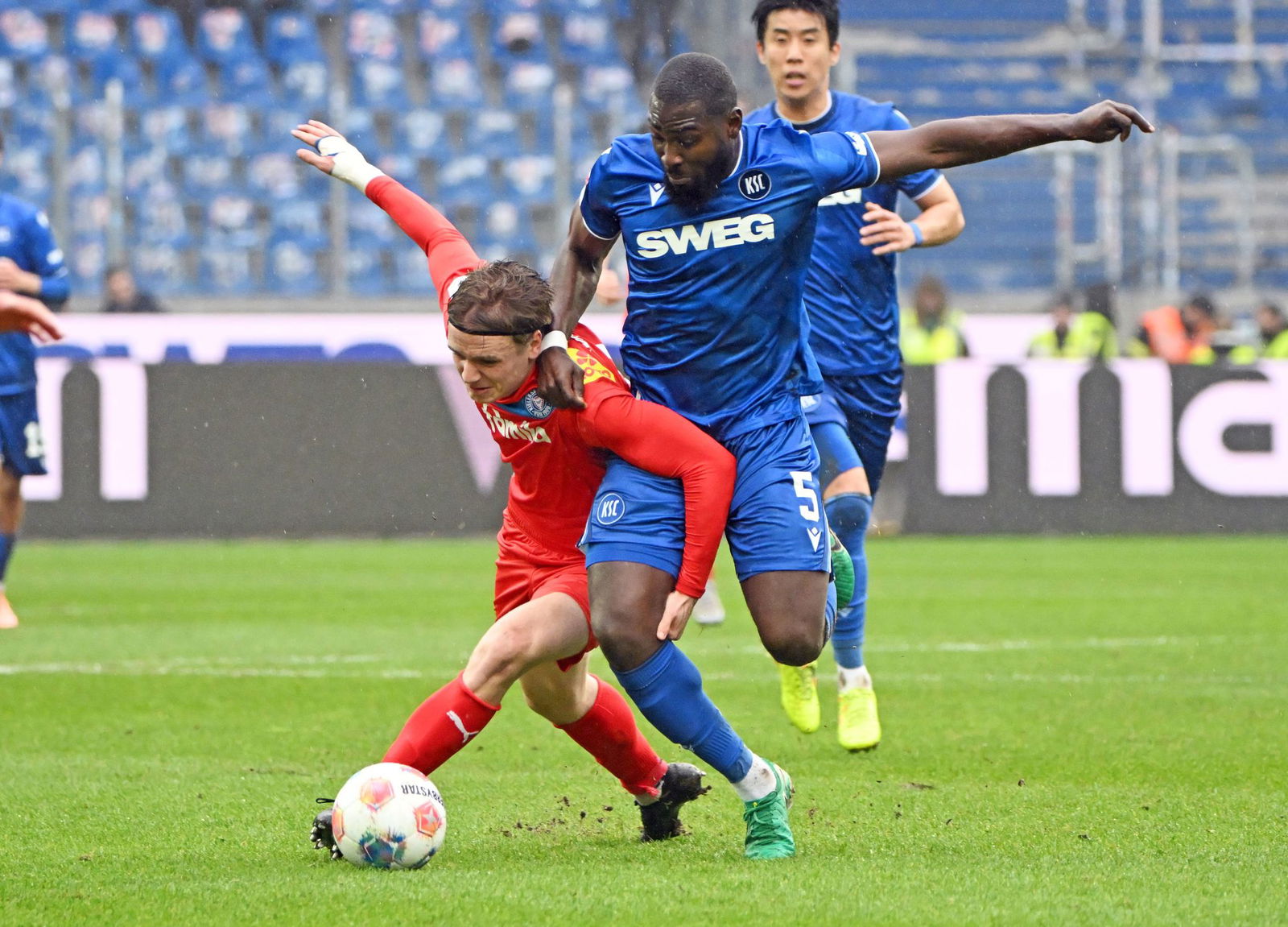 Wie zuletzt gegen Kiel wollen der KSC und Verteidiger Ambrosius (re) auch in Magdeburg leidenschaftlich auftreten.