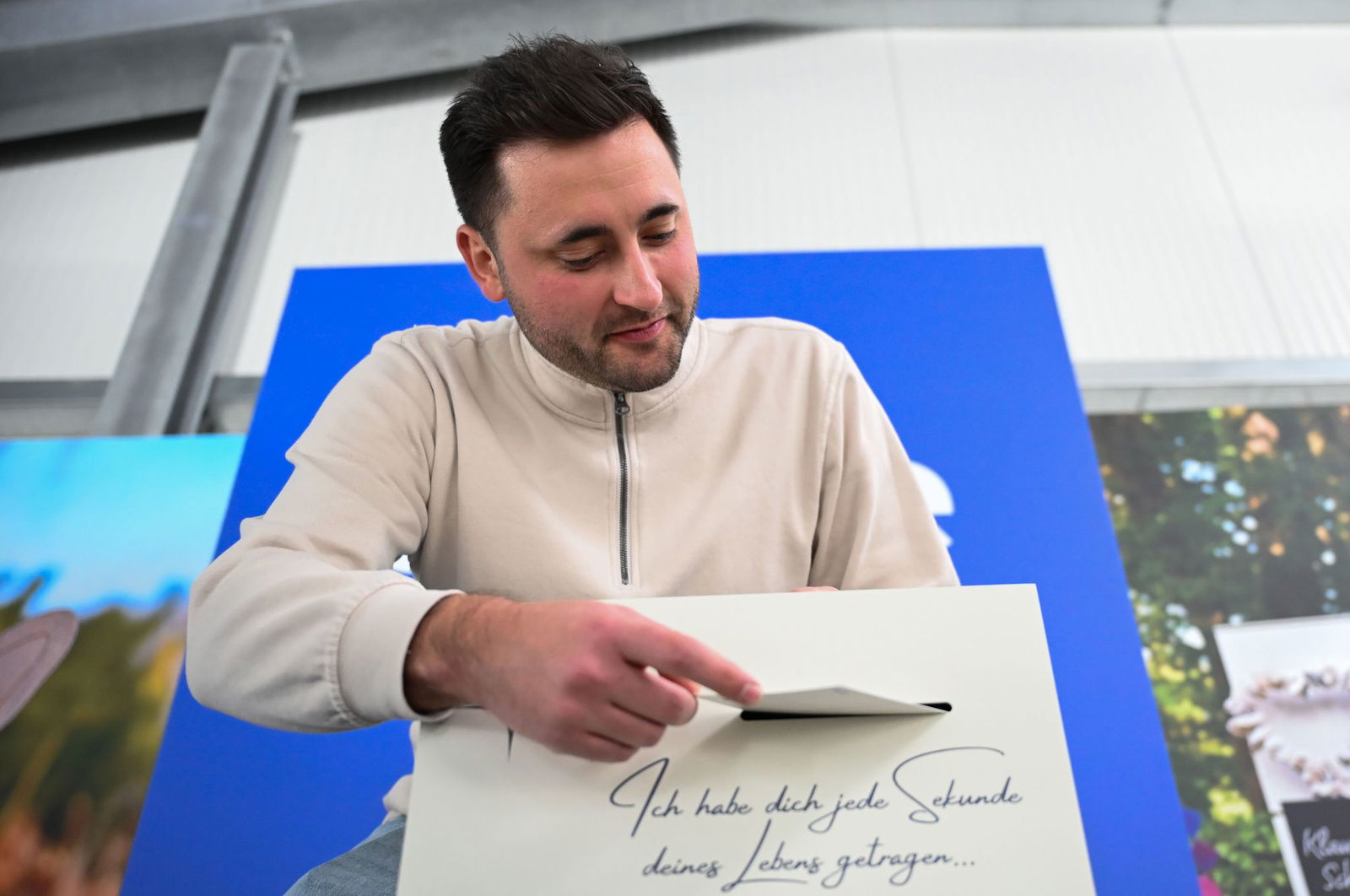 Für Tim Busam, einen der Gründer der Grabstein-Firma, ist der Briefkasten vor allem ein Trauerhelfer.