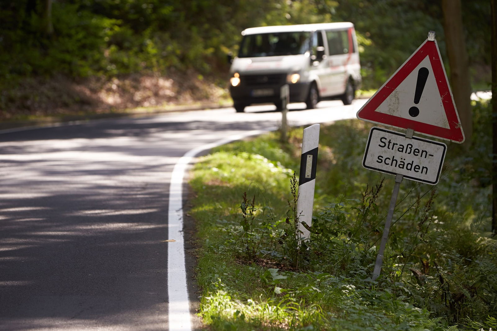 Der Zustand der Kreisstraßen habe sich in den vergangenen Jahren weiter verschlechtert, moniert der Rechnungshof. (Archivbild)