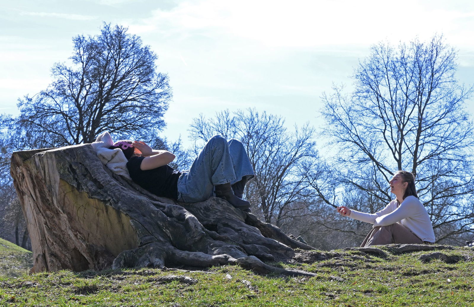 Die Sonne scheint und es wird warm. 