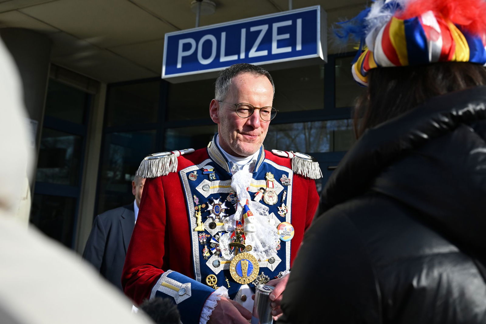 An Rosenmontag besucht der Innenminister traditionell in Gardeuniform das Mainzer Polizeipräsidium. (Archivbild)