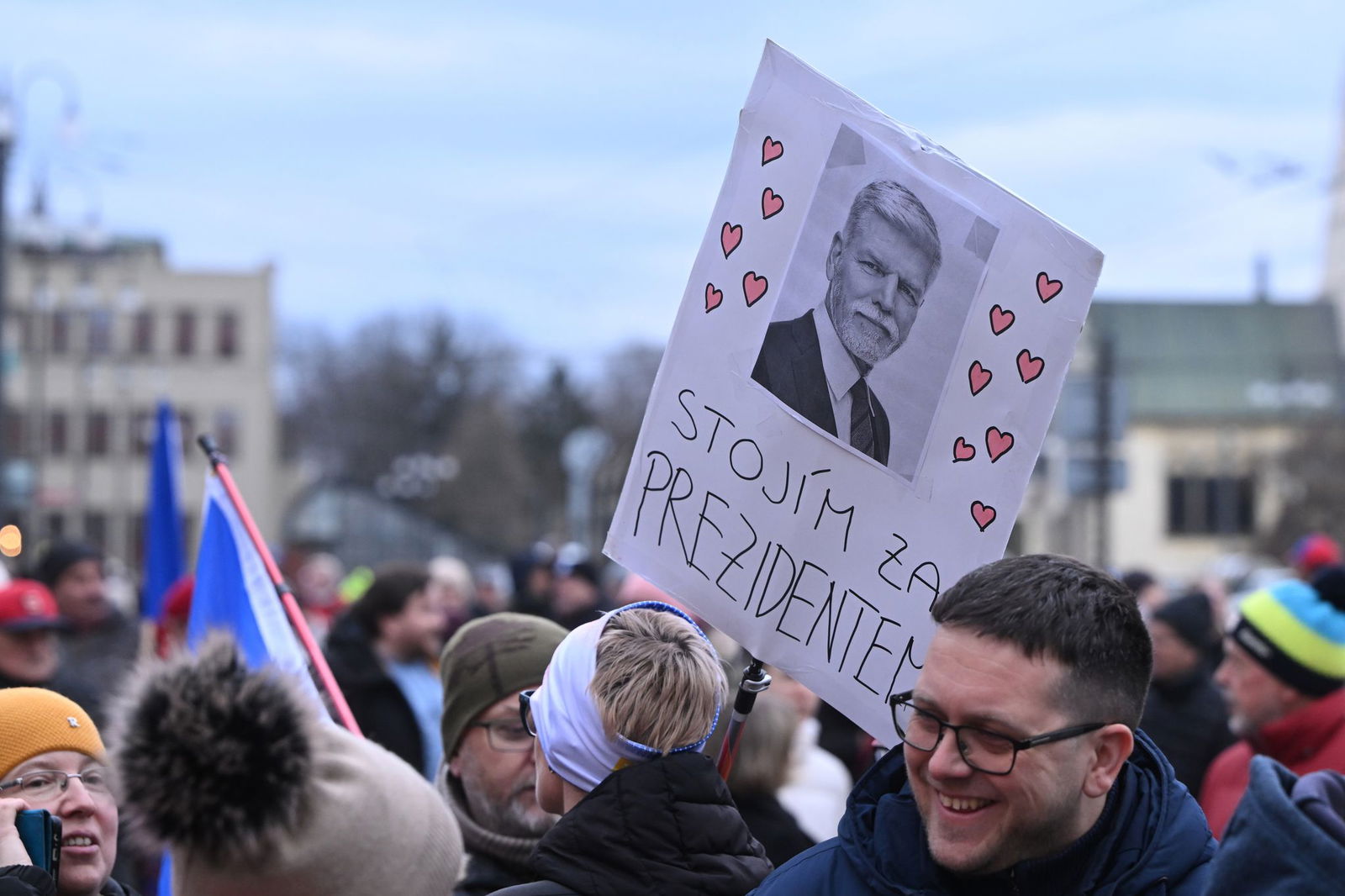 Menschen demonstrieren zur Unterstützung des tschechischen Präsidenten Pavel in Pardubice (Pardubitz), Ostböhmen. Auf dem Schild steht «Ich stehe zum Präsidenten».