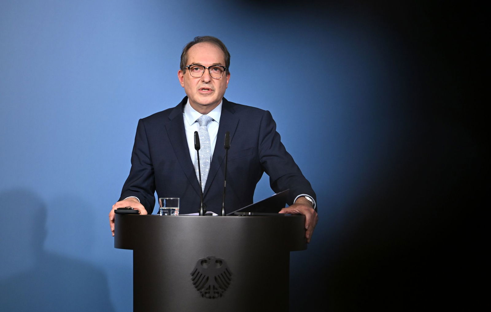 Bundesinnenminister Alexander Dobrindt (CSU) hält nichts von einem AfD-Verbotsverfahren, lässt die Partei aber weiterhin durch den Inlandsgeheimdienst beobachten. 