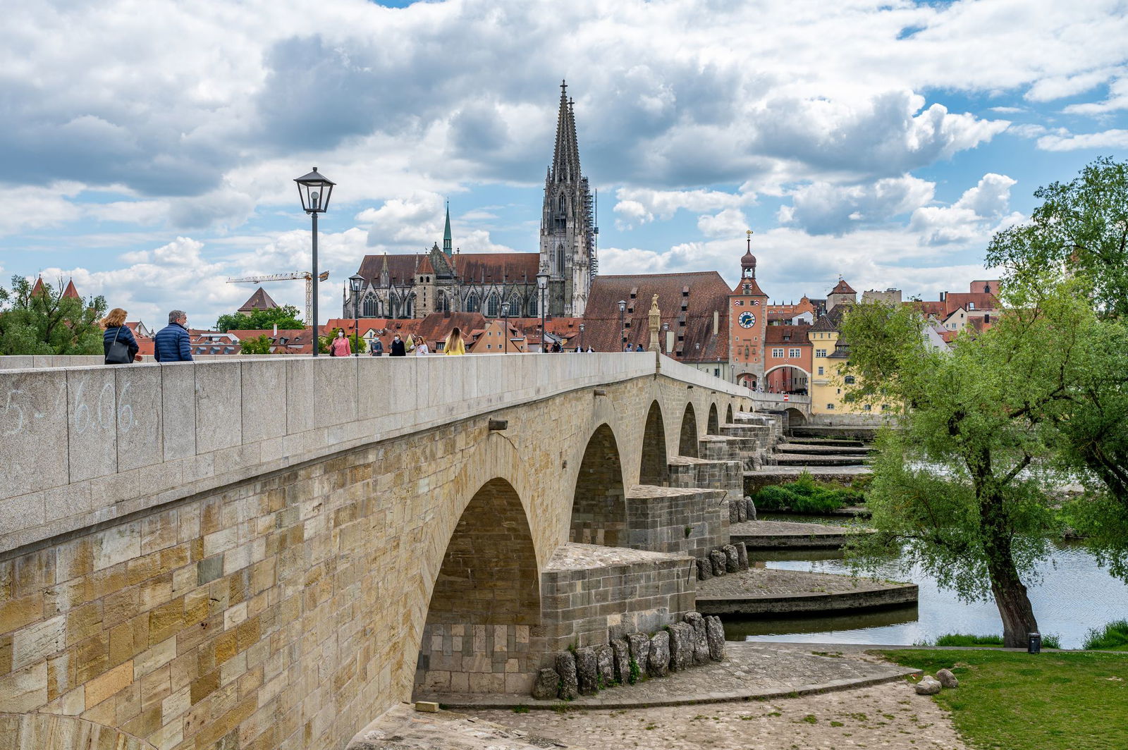 Die Steinerne Brücke in Regensburg kommt auch im Film «Ein fast perfekter Antrag» vor. (Archivbild)