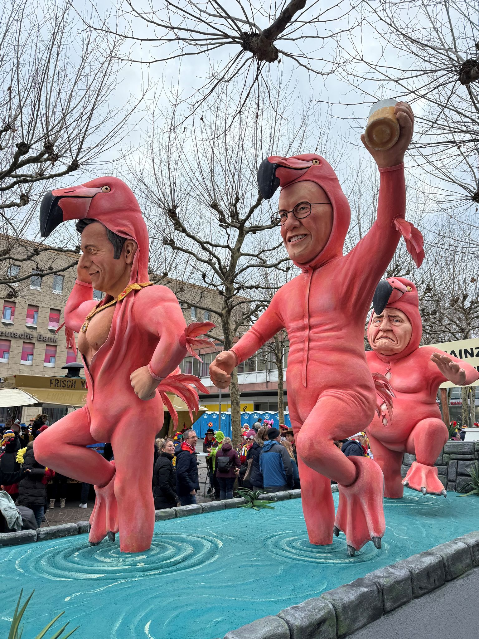 Politiker in Pink: Der Mainzer Oberbürgermeister Haase, der frühere Oberbürgermeister Ebling und der ehemalige Finanzdezernent der Stadt, Beck, waten auf einem Motivwagen in Mainz als Flamingos in einem Tümpel. 