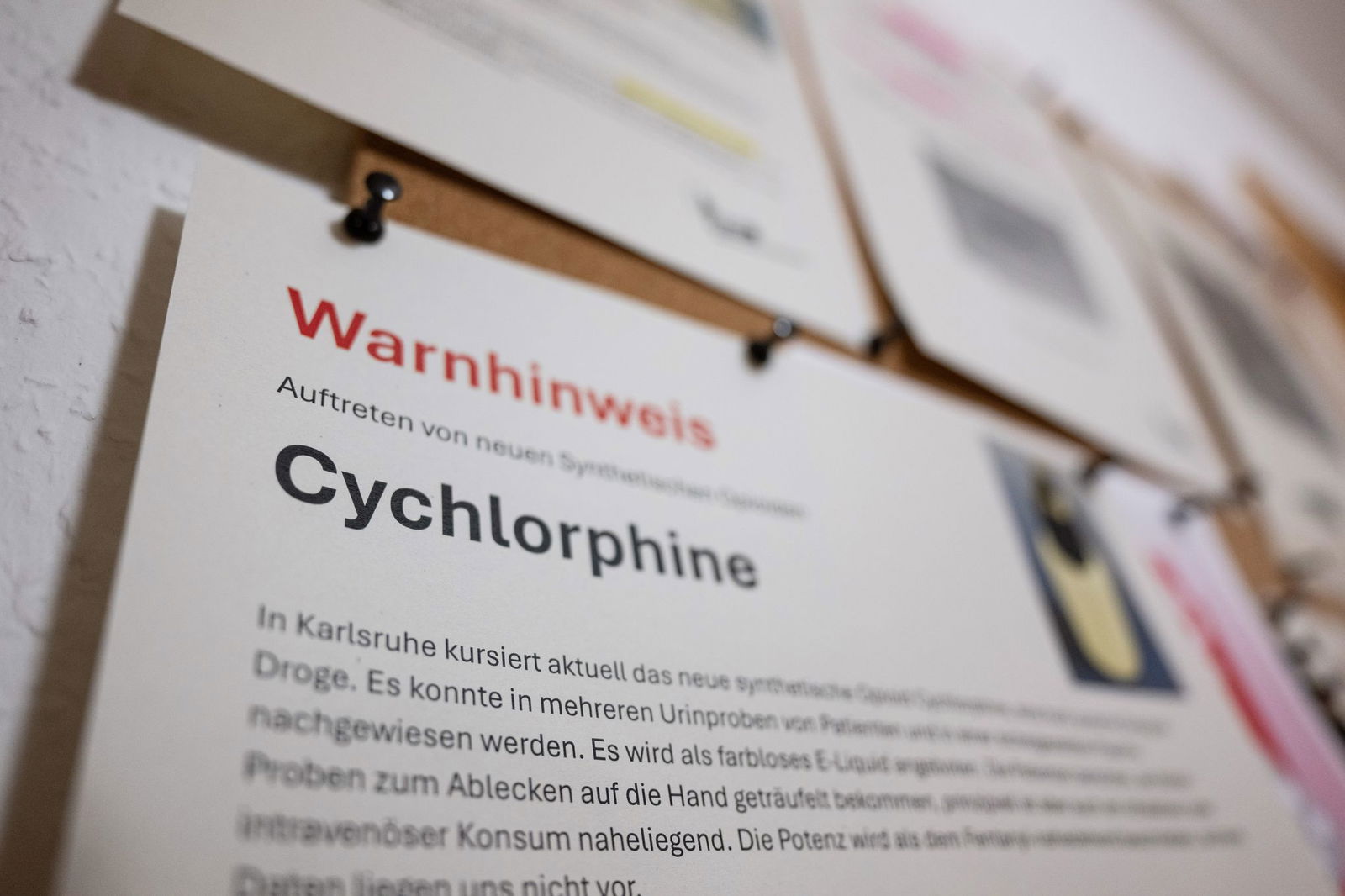 In einem Drogenkonsumraum wird vor Cychlorphine gewarnt. 