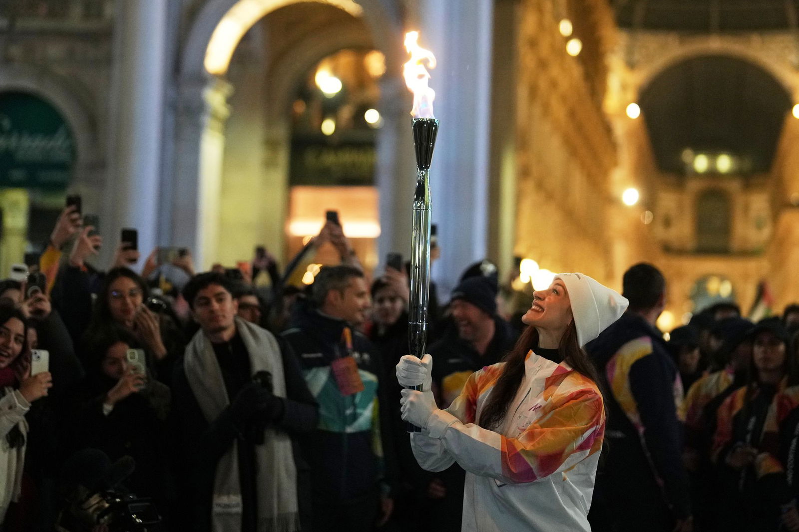 Das olympische Feuer ist bereits in Mailand, Balletttänzerin Nicoletta Manni trägt die Fackel.