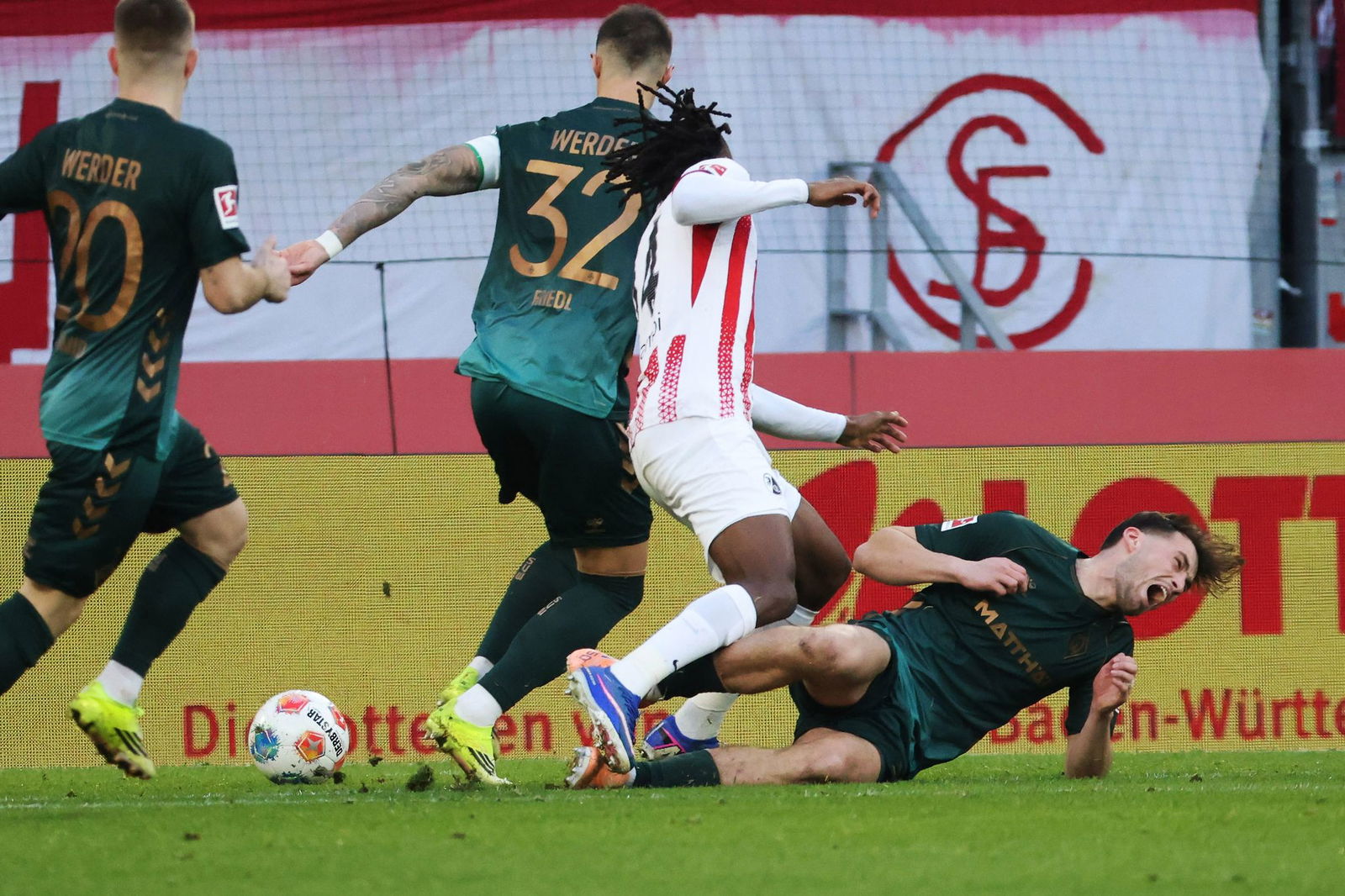 Wegen dieser Aktion sah Freiburgs Johan Manzambi (M) die Rote Karte.