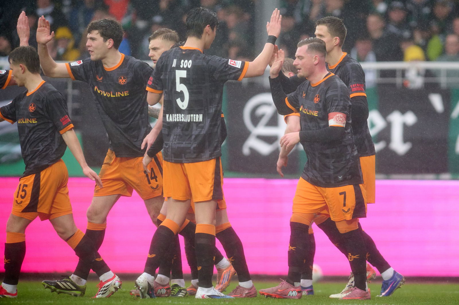 Kaiserslauterns Spieler konnten in Münster einen Sieg bejubeln.