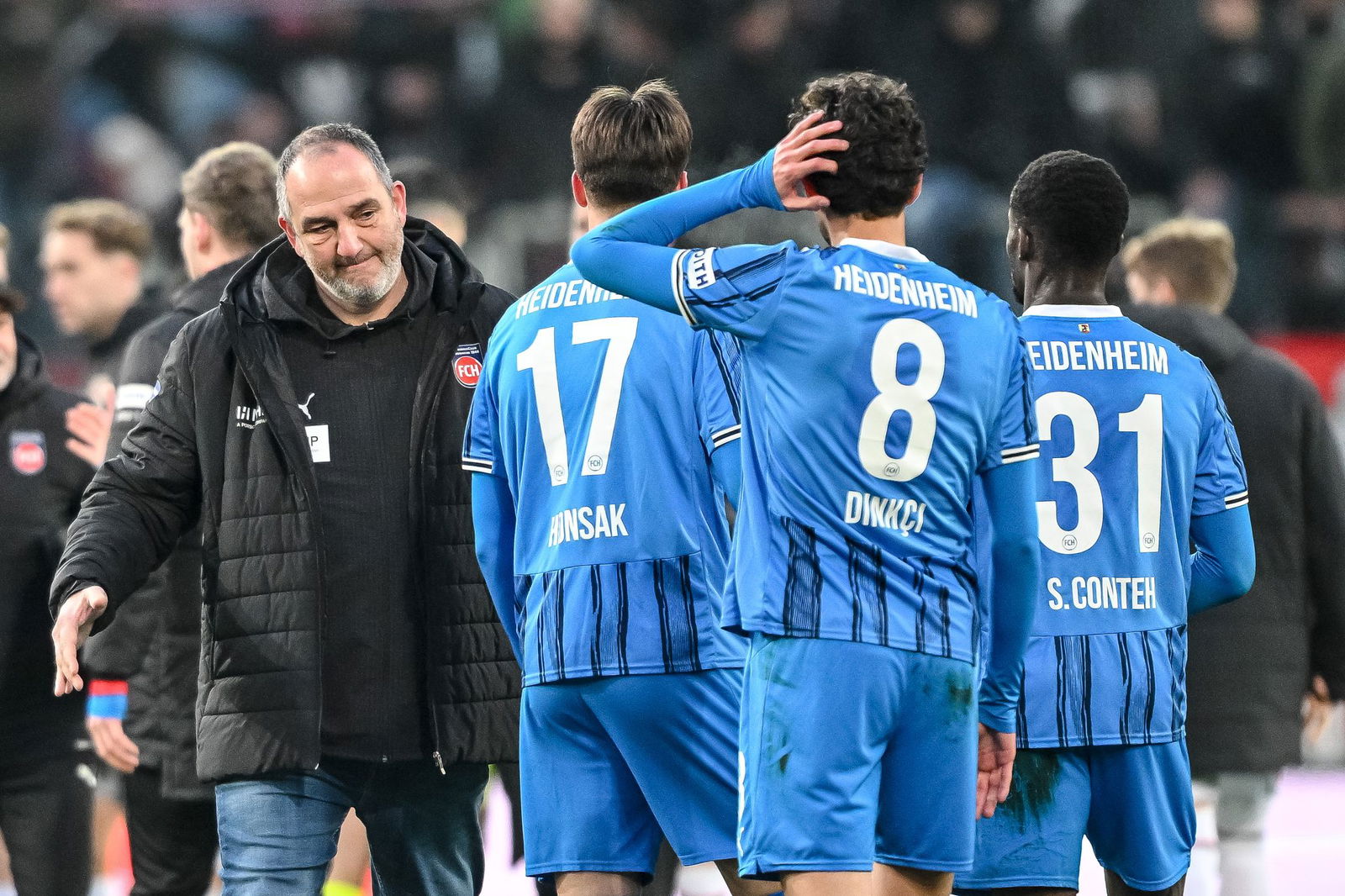 Frank Schmidt (l) muss seine Spieler wieder aufbauen.