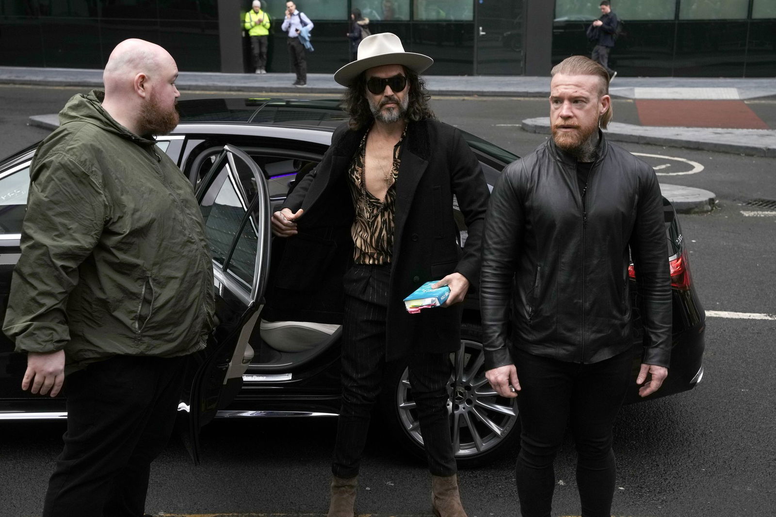 Der britische Schauspieler Russell Brand ist wegen schwerer sexueller Straftaten angeklagt. Er bestreitet die Vorwürfe.