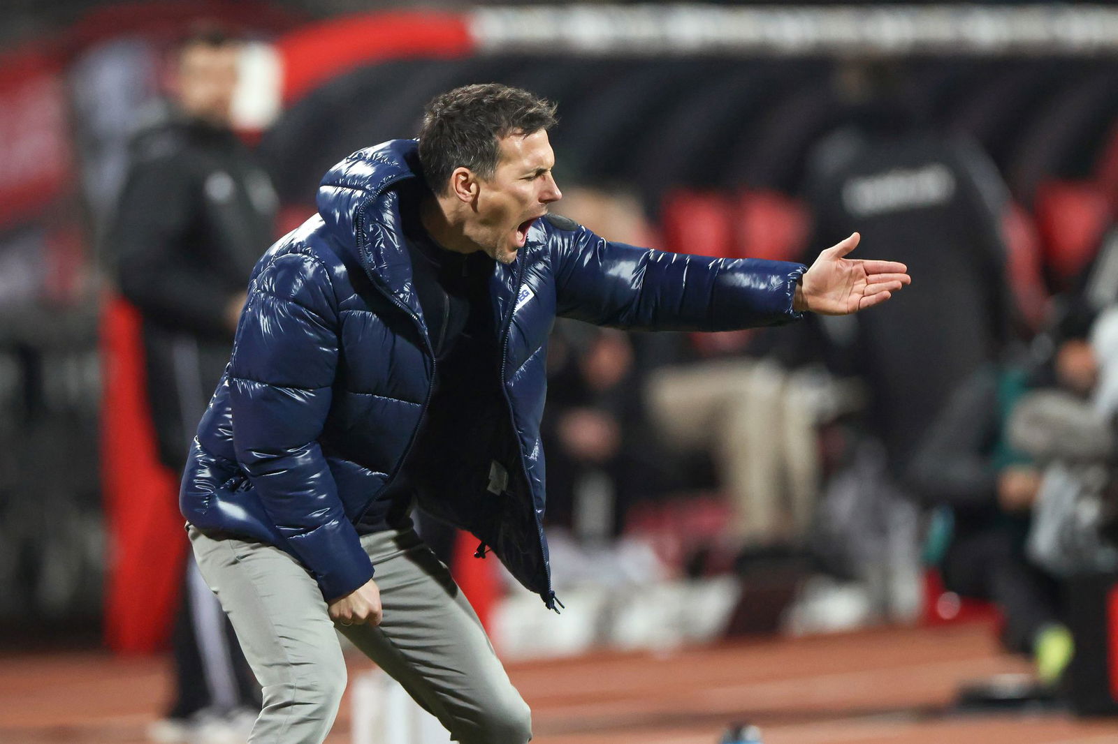 KSC-Trainer Christian Eichner darf weiter an der Seitenlinie agieren.