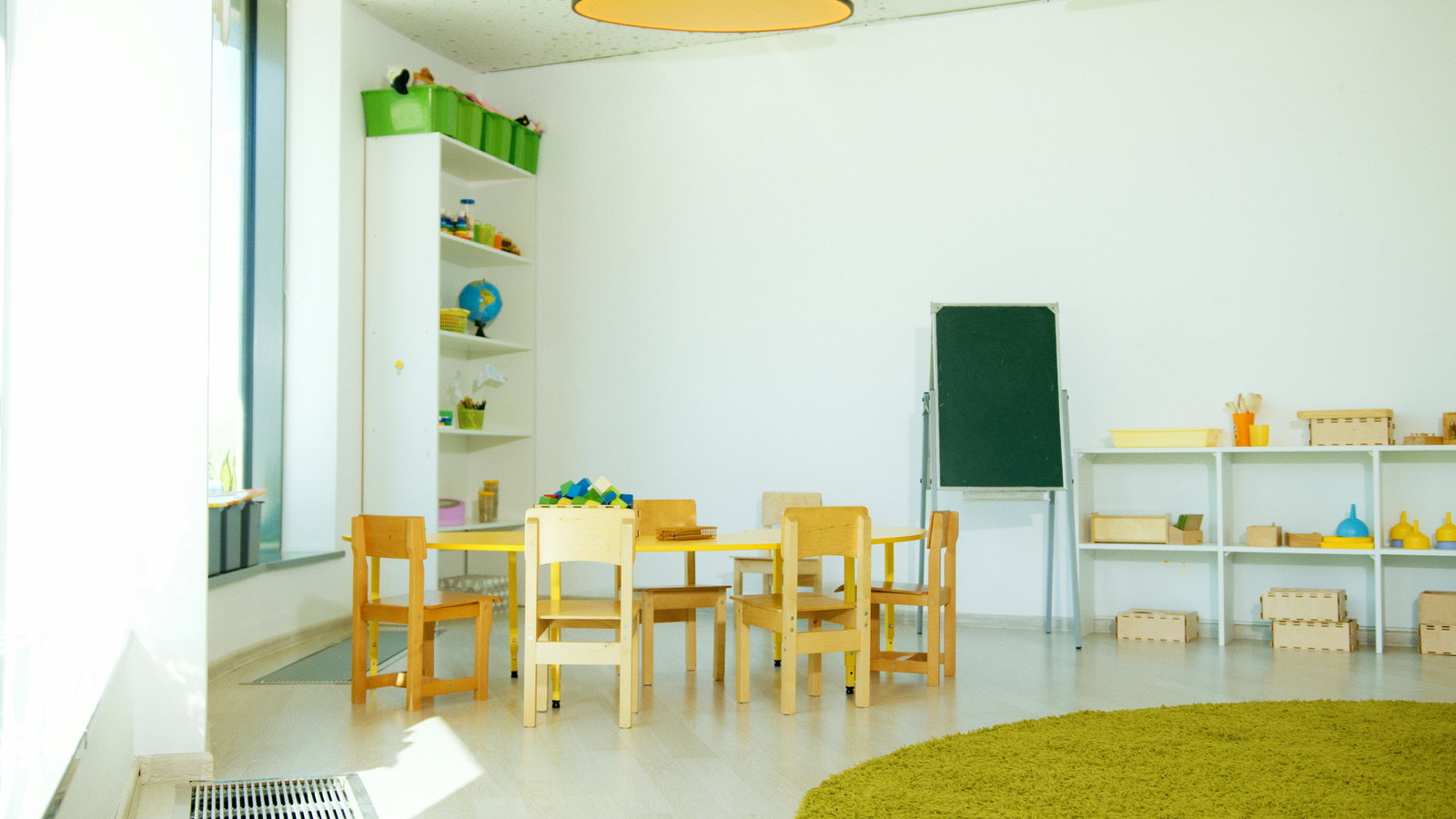 Kindergarten Raum mit Stühlen und Tisch