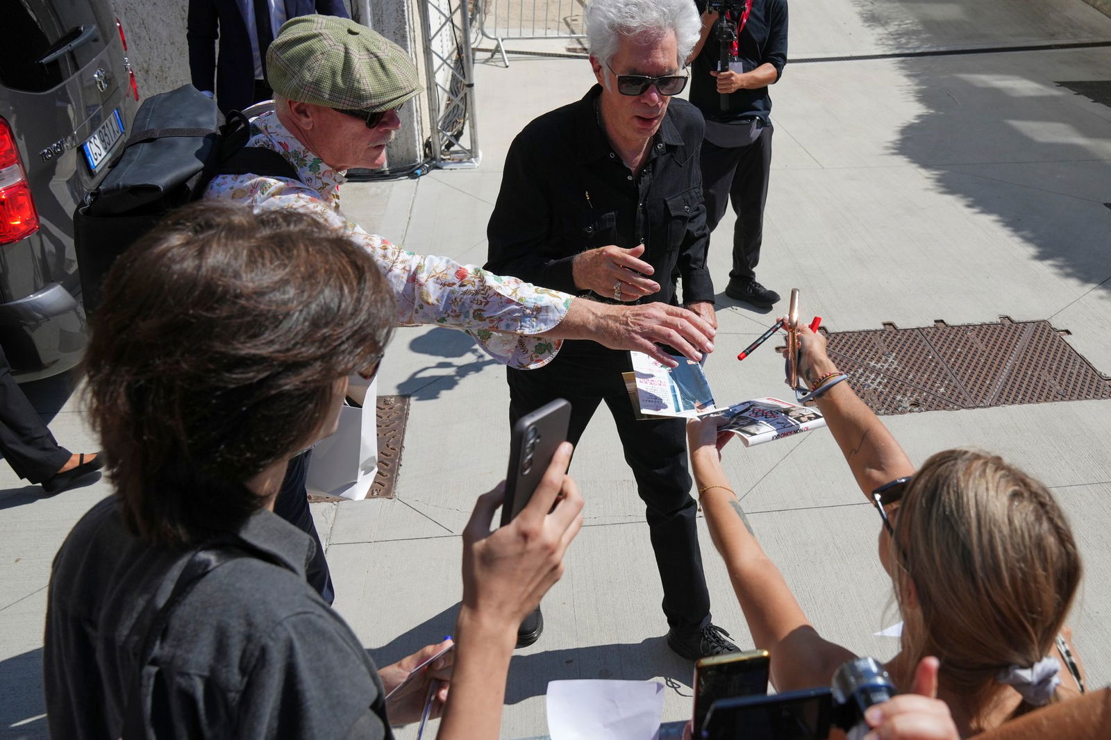 Jarmusch hat viele Fans - hier bitten sie ihn beim Filmfest Venedig um Autogramme. (Archivbild)