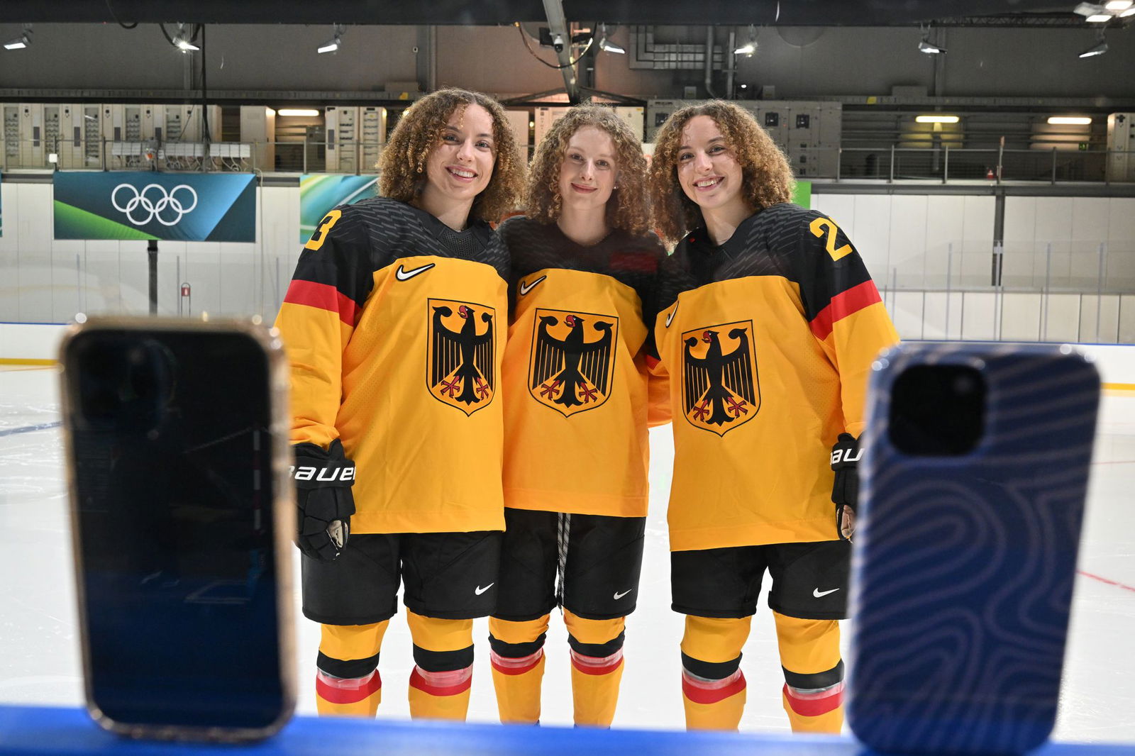 Außenseiterinnen im olympischen Turnier: die deutschen Eishockeyspielerinnen Luisa Welcke, Svenja Voigt und Lilli Welcke (v.l.).