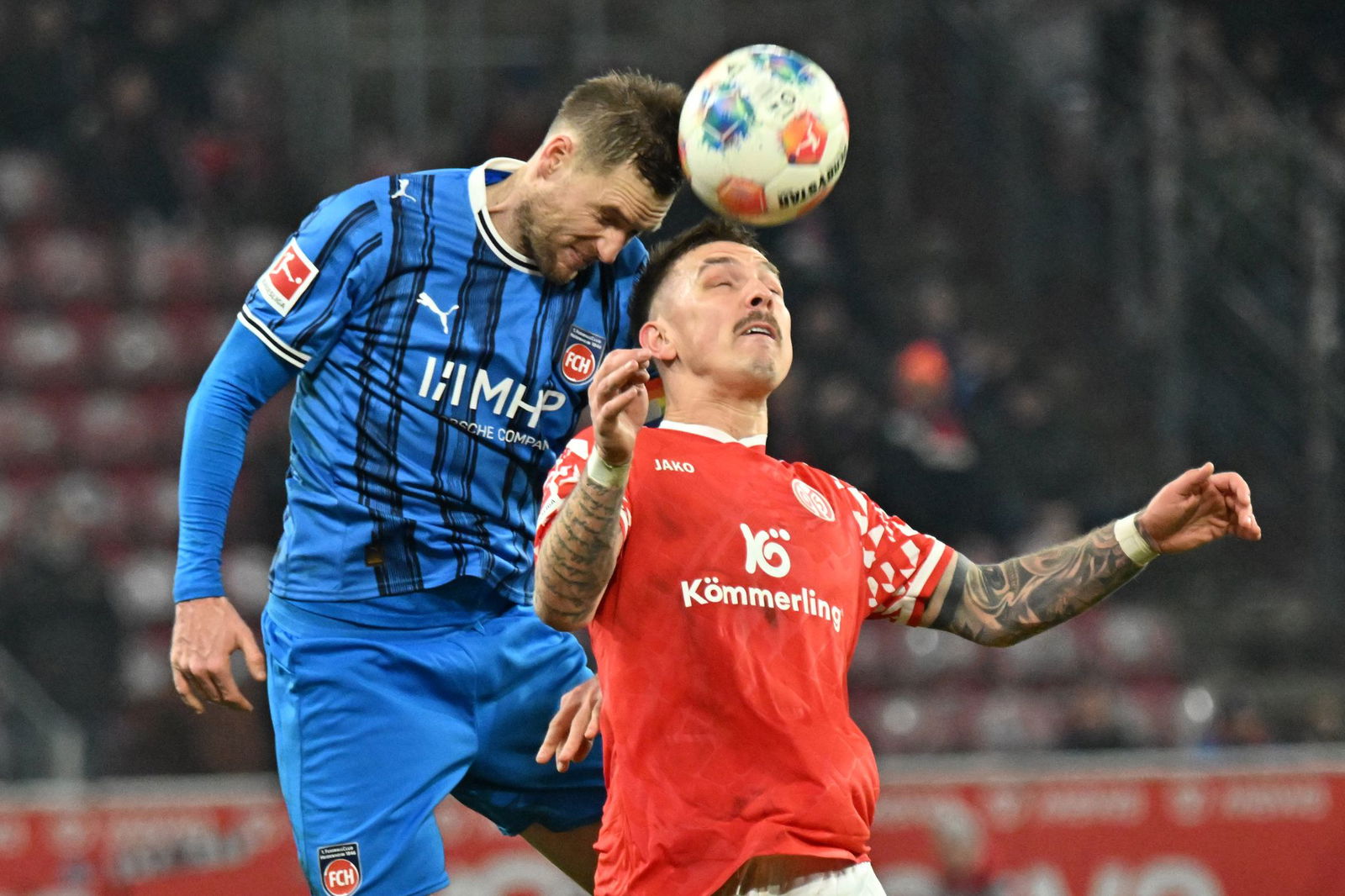 Gegen den HSV hofft der 1. FC Heidenheim auch auf die Zweikampfstärke von Kapitän Mainka (l). (Archivbild)