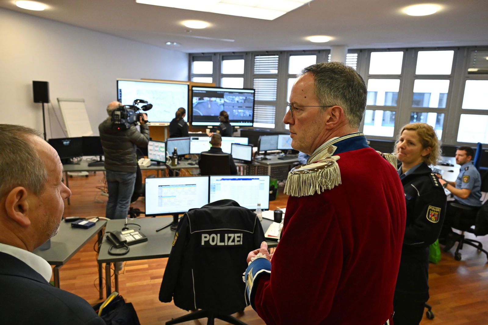 In einem Raum des Polizeipräsidiums laufen Bilder der Videoüberwachung in Mainz zusammen. 