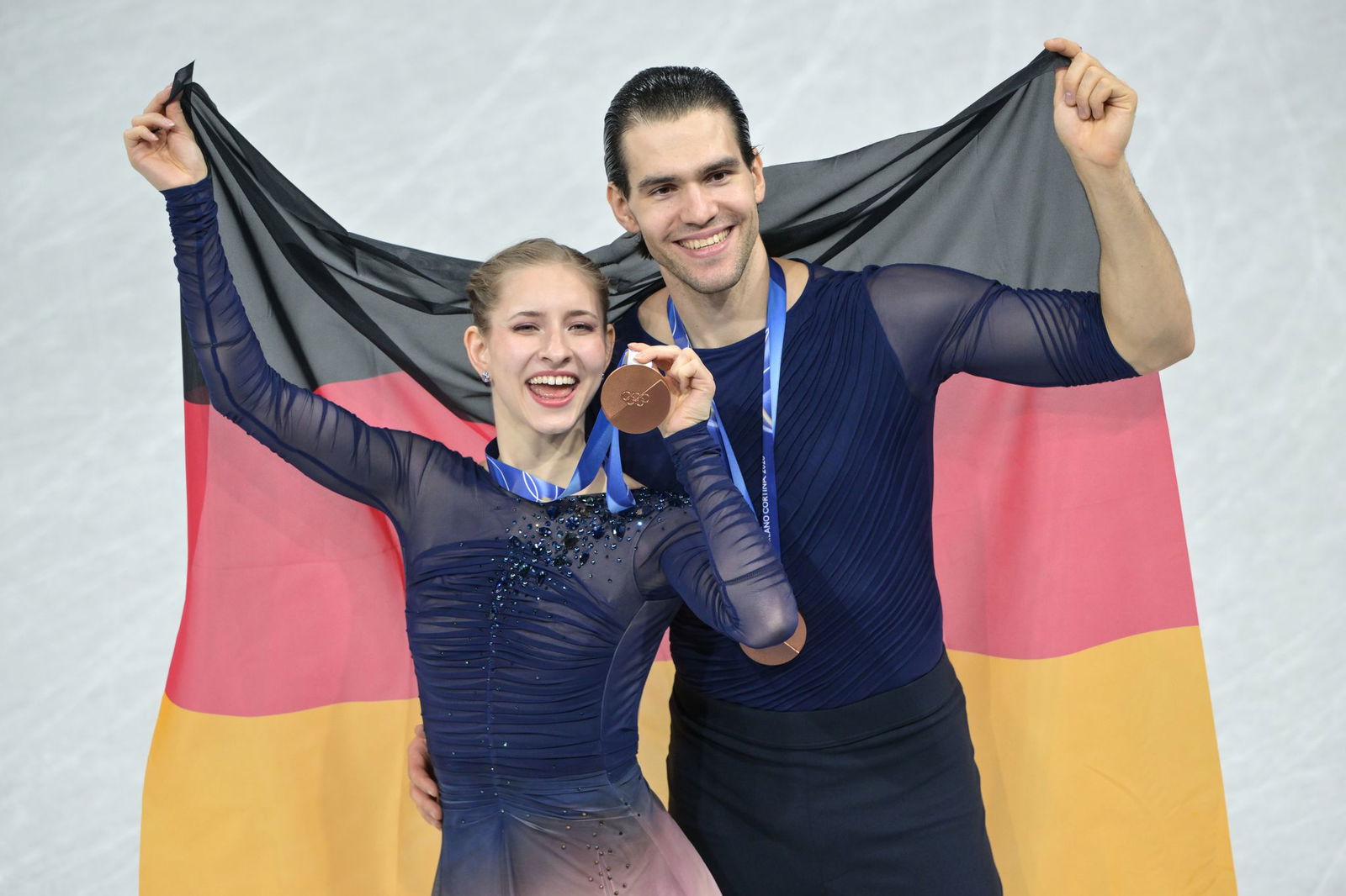 Minerva Hase (l) und Nikita Volodin (r) holten ihre erste olympische Medaille.