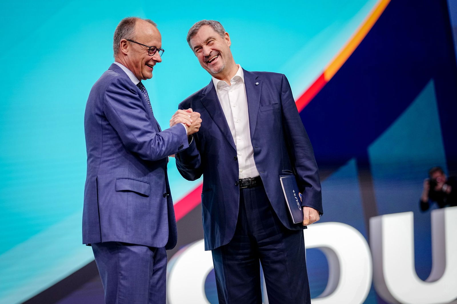 Kanzler und CDU-Chef Friedrich Merz und der bayerische Ministerpräsident und CSU-Vorsitzende Markus Söder demonstrieren auf dem CDU-Parteitag in Stuttgart Einigkeit.