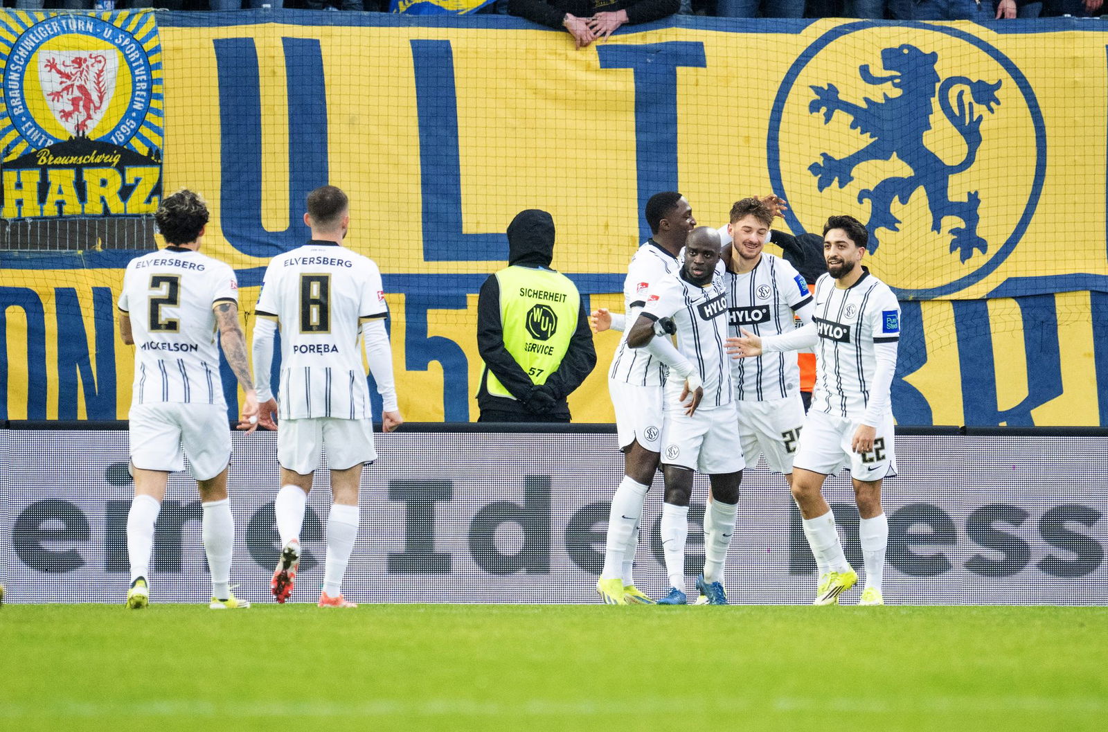 Die SV Elversberg jubelt über ein Tor gegen Braunschweig.