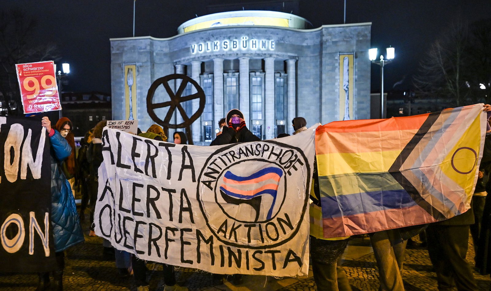 Es gibt aber auch Protest gegen Schwarzer vor der Volksbühne.