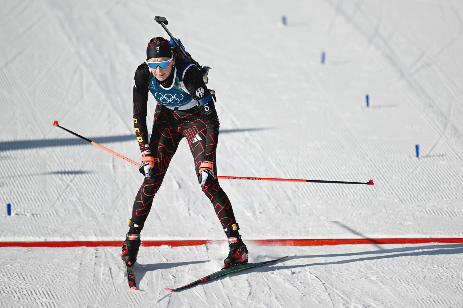 Wieder keine Medaille: Franziska Preuß läuft in der Verfolgung ins Ziel.