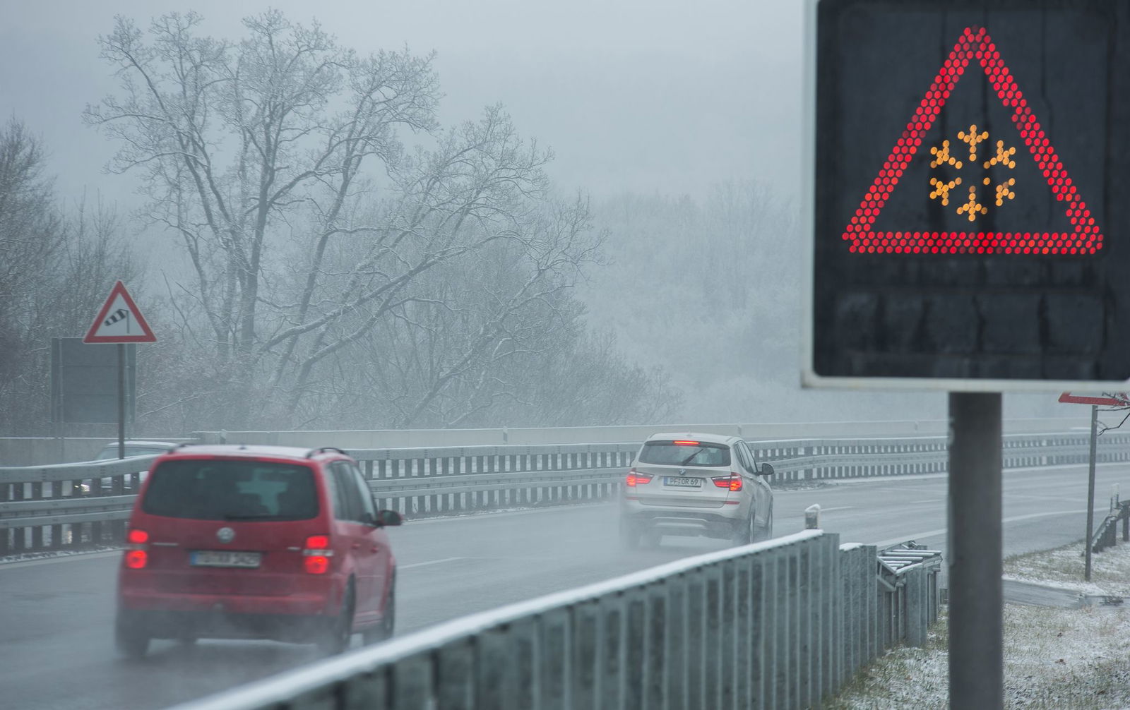 Gefrierende Nässe kann für Autofahrer gefährlich werden. (Symbolbild)