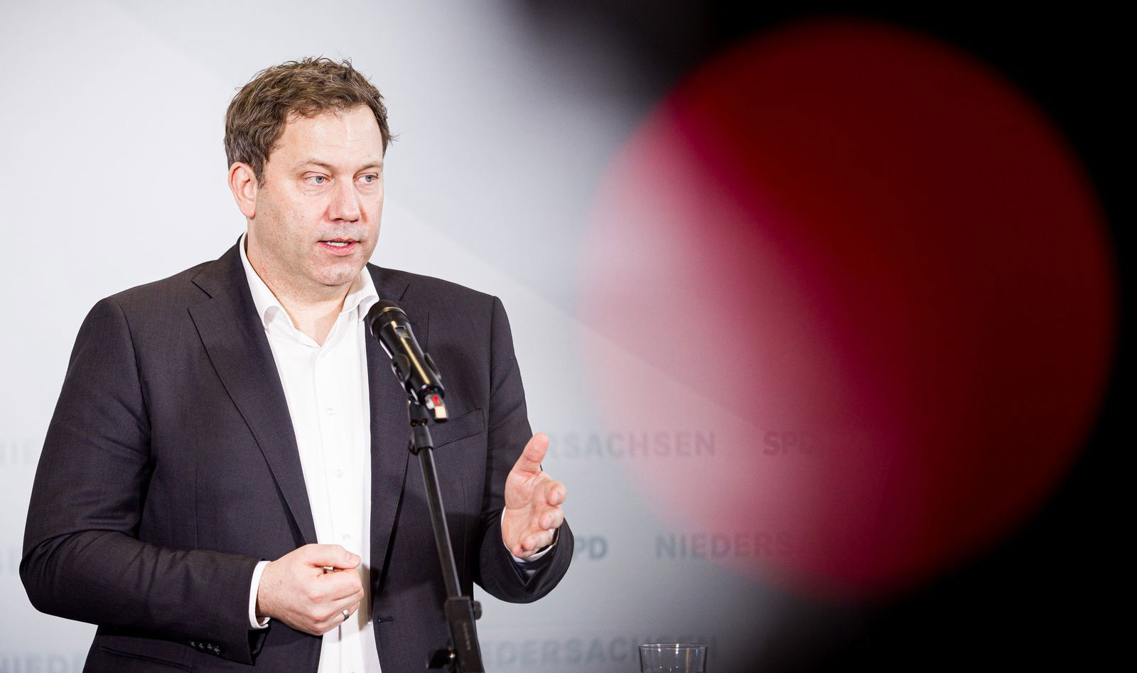 Klingbeil begrüßt auch ein härteres Durchgreifen an Schulen (Archivbild) 