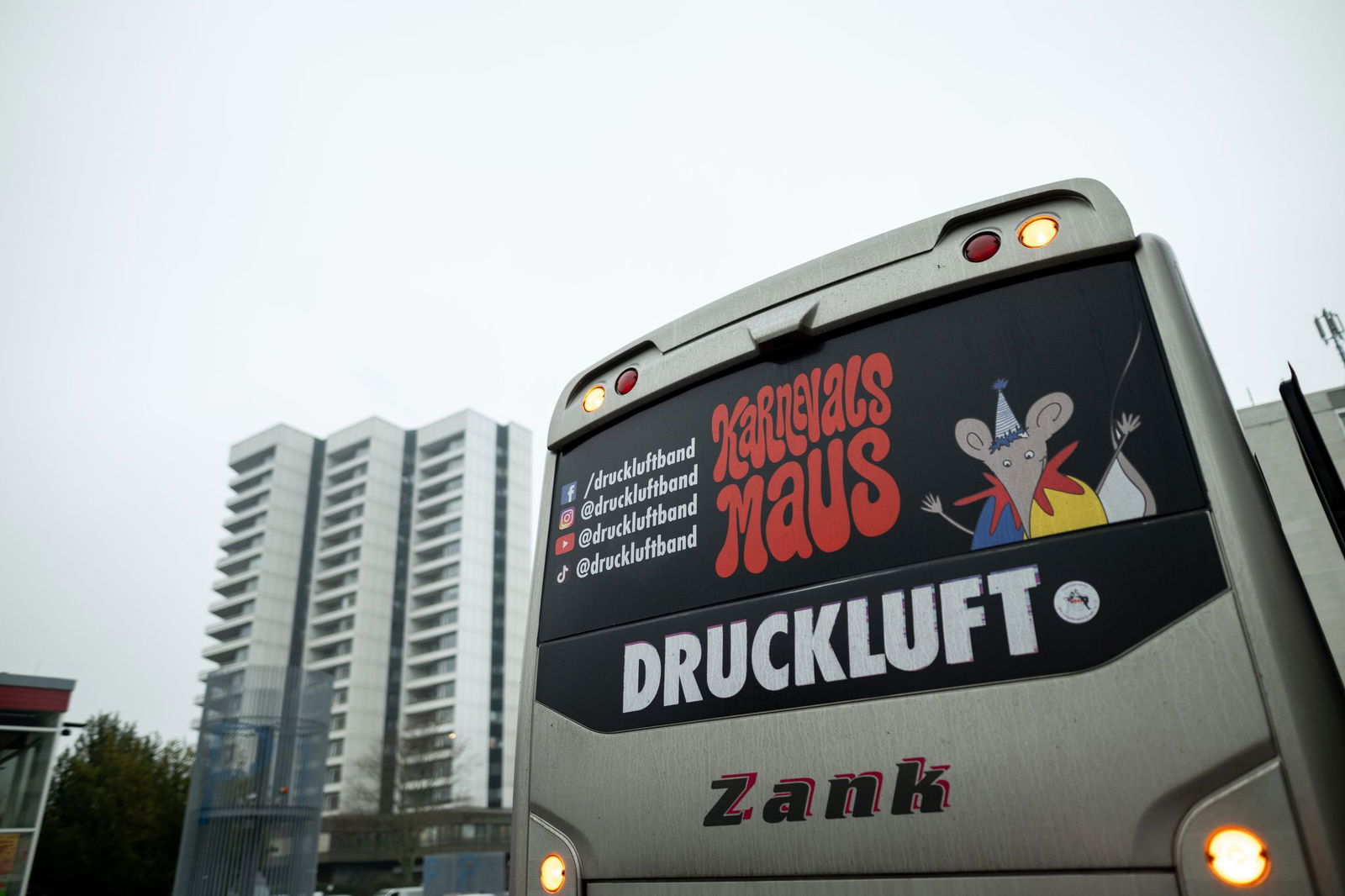 Die «Karnevalsmaus» ist bei Auftritten von Druckluft allgegenwärtig - auch auf dem Bus. (Archivbild)