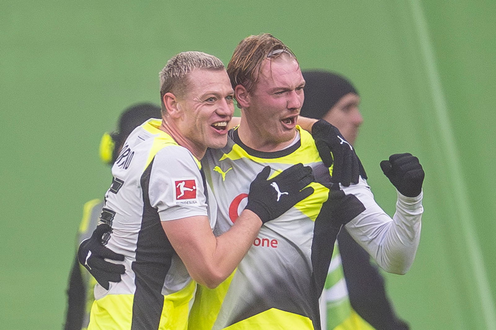 Julian Brandt (r) jubelt mit Julian Ryerson über seinen Treffer.