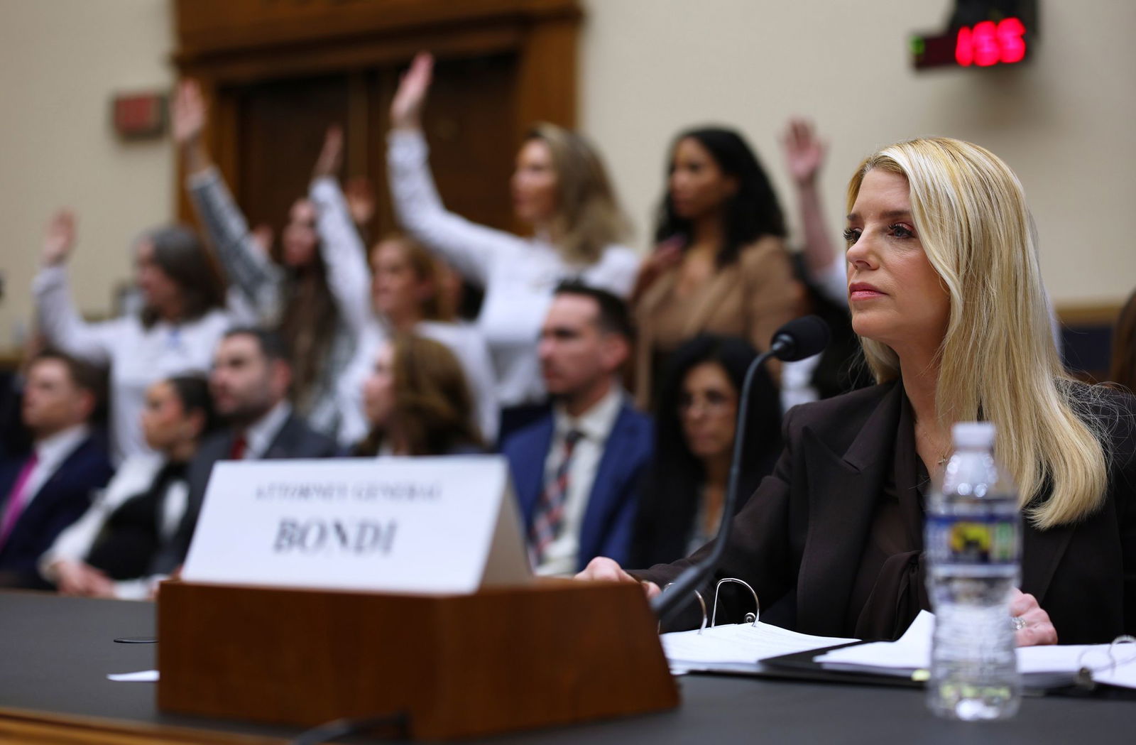 Ein Demokrat wirft US-Justizministerin Pam Bondi im Umgang mit den Epstein-Akten «Vertuschung» vor. 