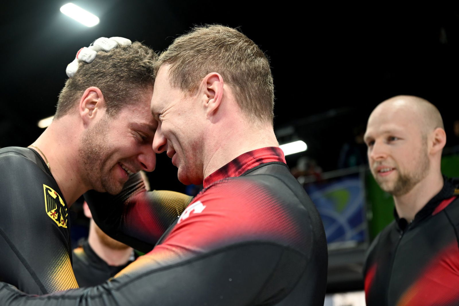 Herzlichen Glückwunsch: Francesco Friedrich gratuliert Johannes Lochner.