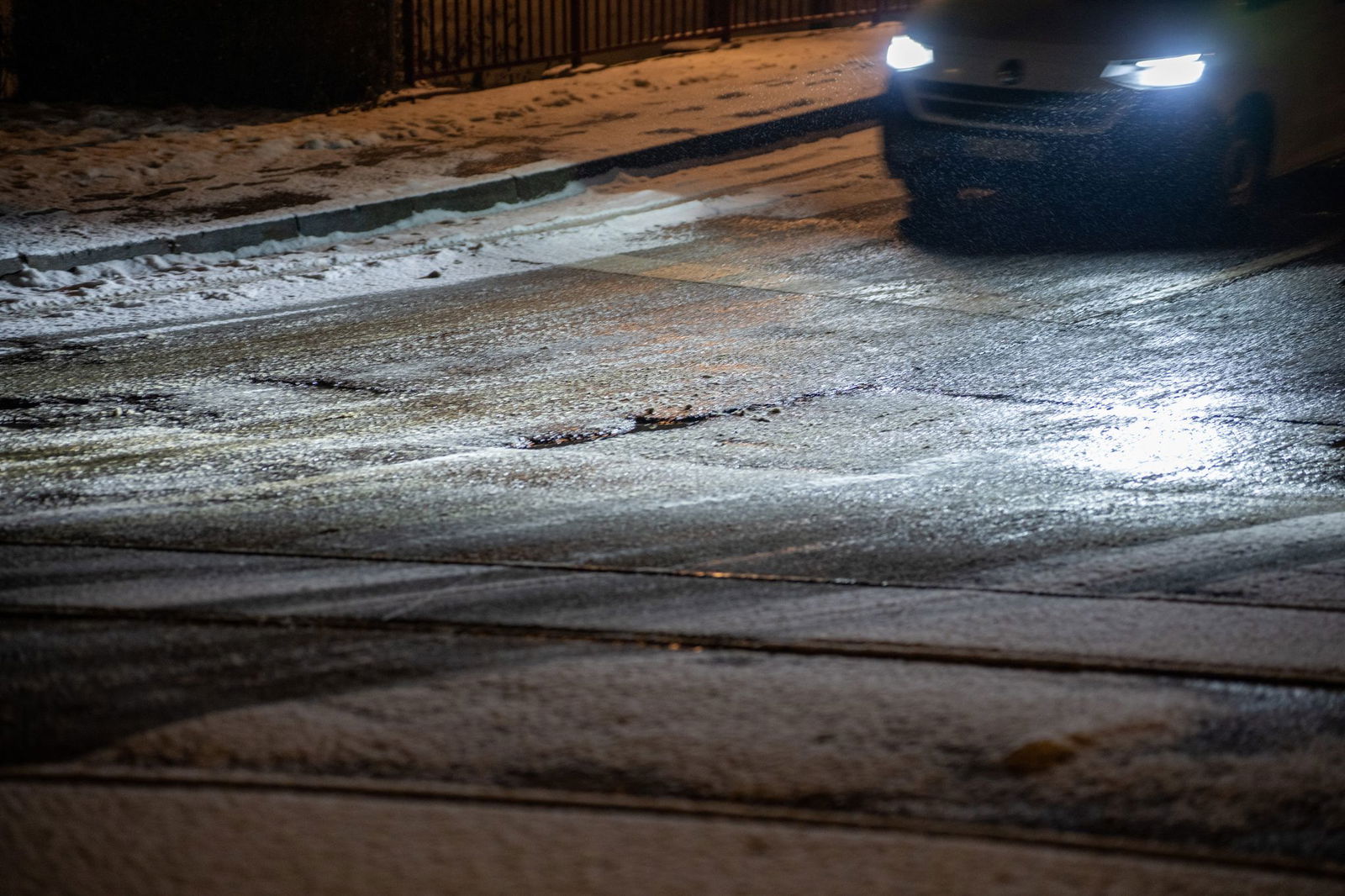 Verkehrsteilnehmer müssen mit glatten Straßen rechnen. (Archivbild) 