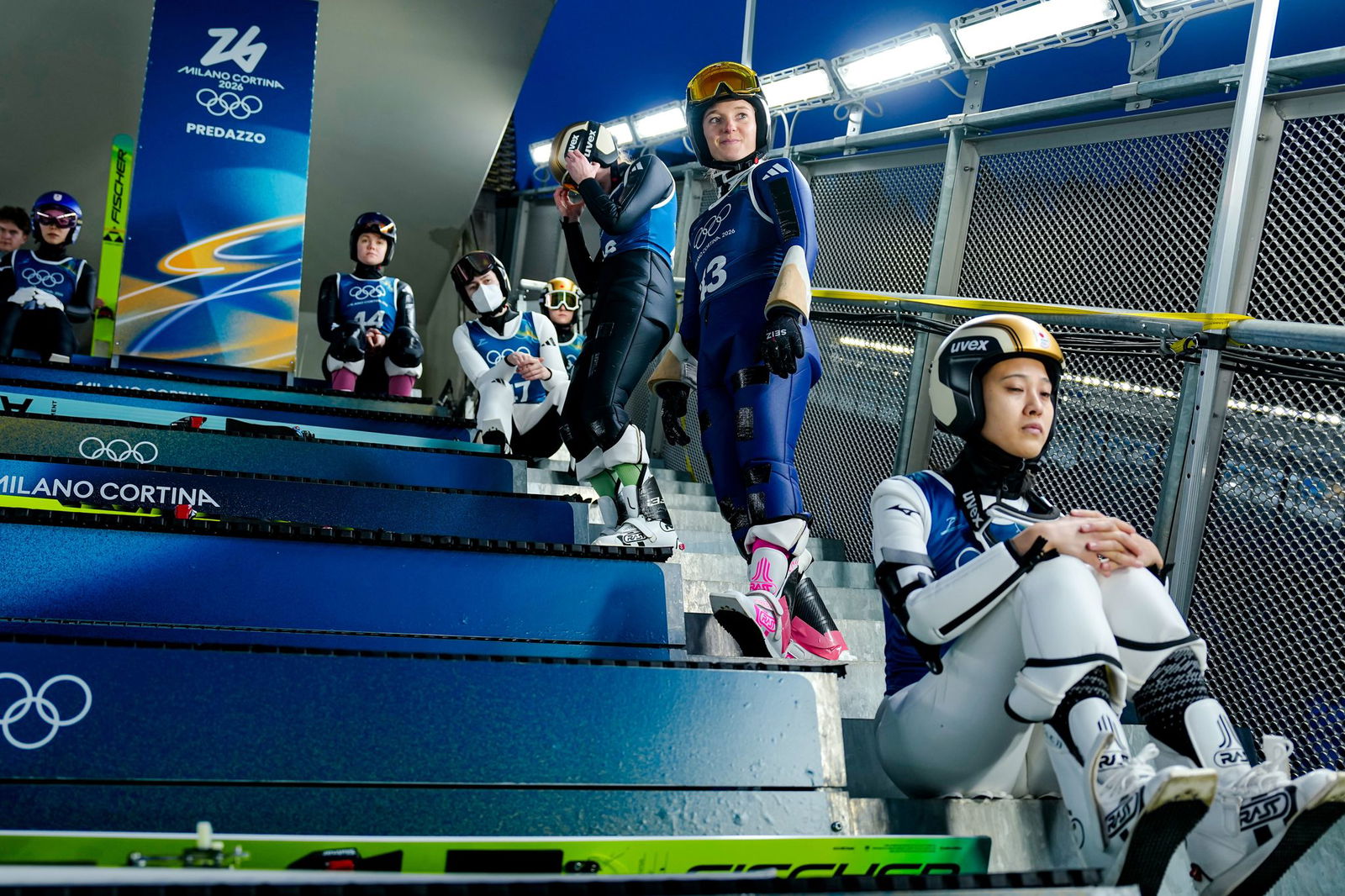 Katharina Schmid (2. vr) ist bereit für ihre letzten Sprünge bei Olympia.