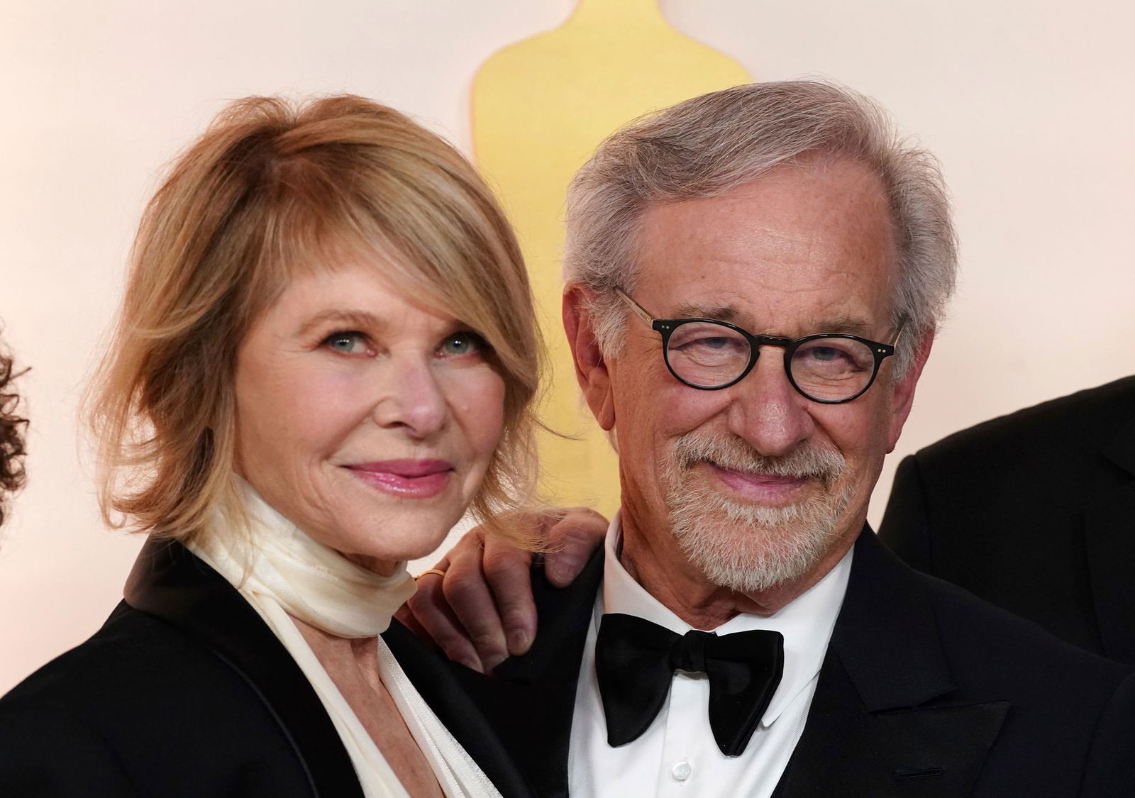 In der Liste der Namen tauchen auch Steven Spielberg und Kate Capshaw auf, die demnach 25.000 Dollar (rund 21.000 Euro) gegeben haben sollen. 