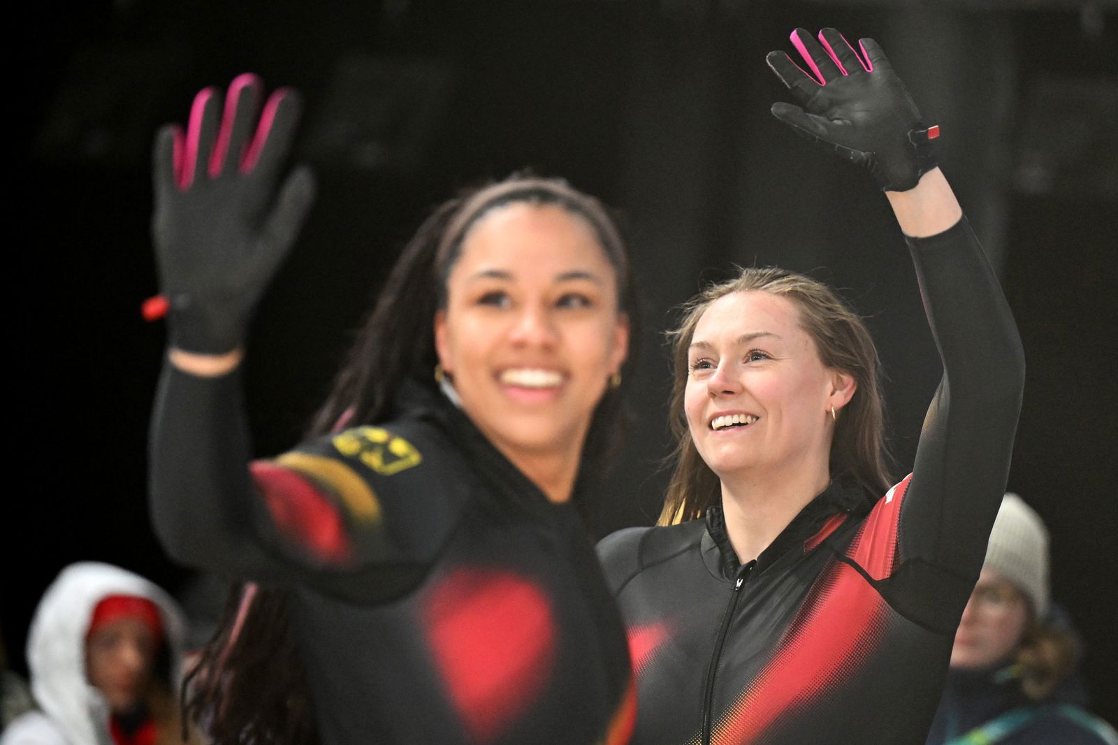 Laura Nolte (Pilotin, r) und Anschieberin Deborah Levi stehen vor ihrem zweiten Olympiasieg im Zweierbob. 