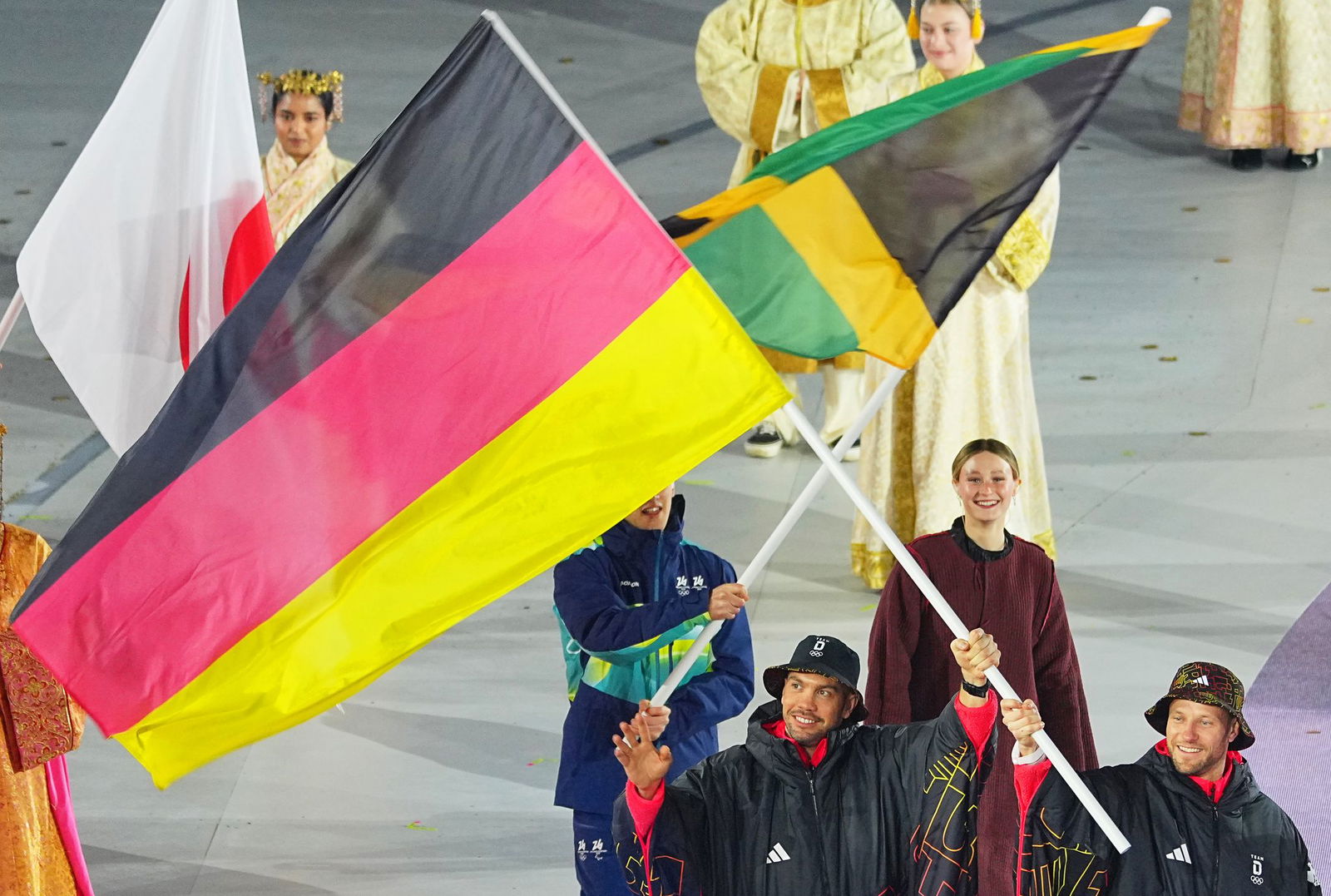 Tobias Wendl (l) und Tobias Arlt tragen die deutsche Fahne. 