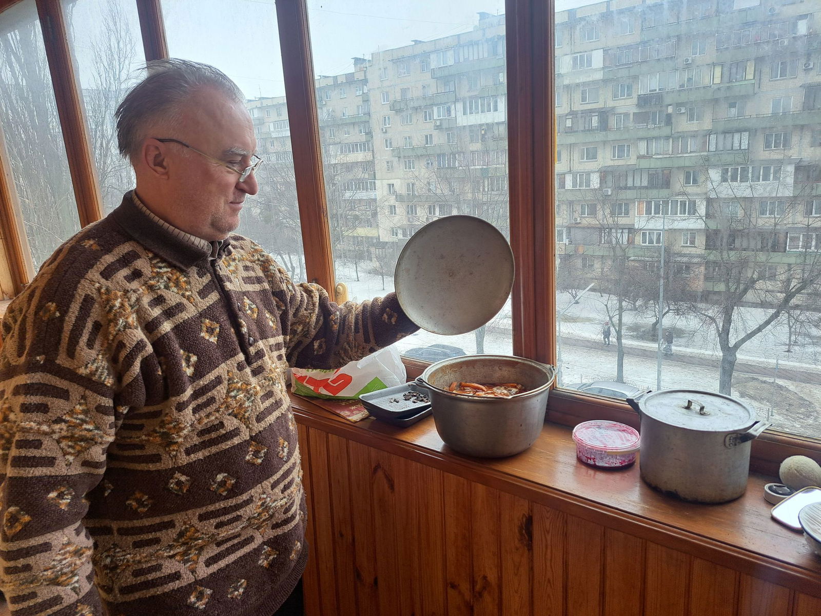 Bei winterlichen Temperaturen werden die in ukrainischen Städten üblichen verglasten Balkons zu Kühlschränken. (Archivbild)