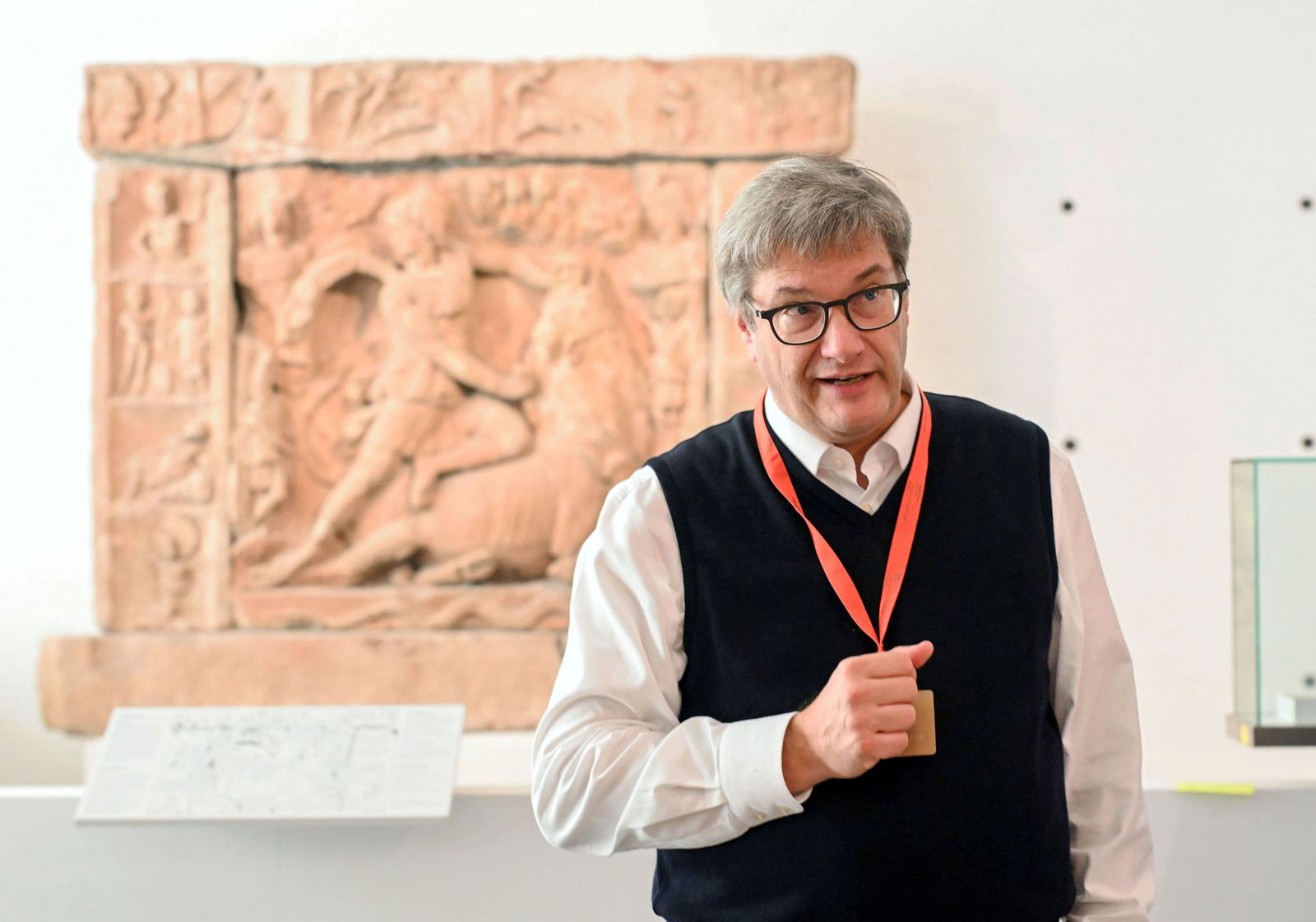 Museumsdirektor Eckart Köhne hat den Zeitplan im Blick. Das tonnenschwere Mithras-Kultrelief aus dem 2. Jahrhundert nach Christus dürfte eine Herausforderung werden.