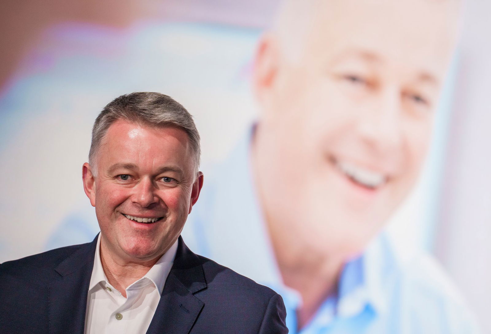 CDU-Spitzenkandidat Gordon Schnieder macht beim Rosenmontagszug in Uniform mit. (Archivbild)