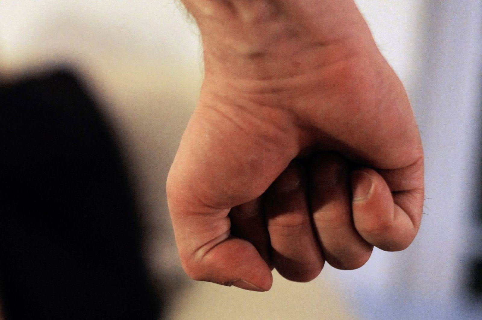 Ein Mann soll einem Baby, das er nicht kannte, heftig mit der Faust auf den Hinterkopf geschlagen haben (Symbolbild)