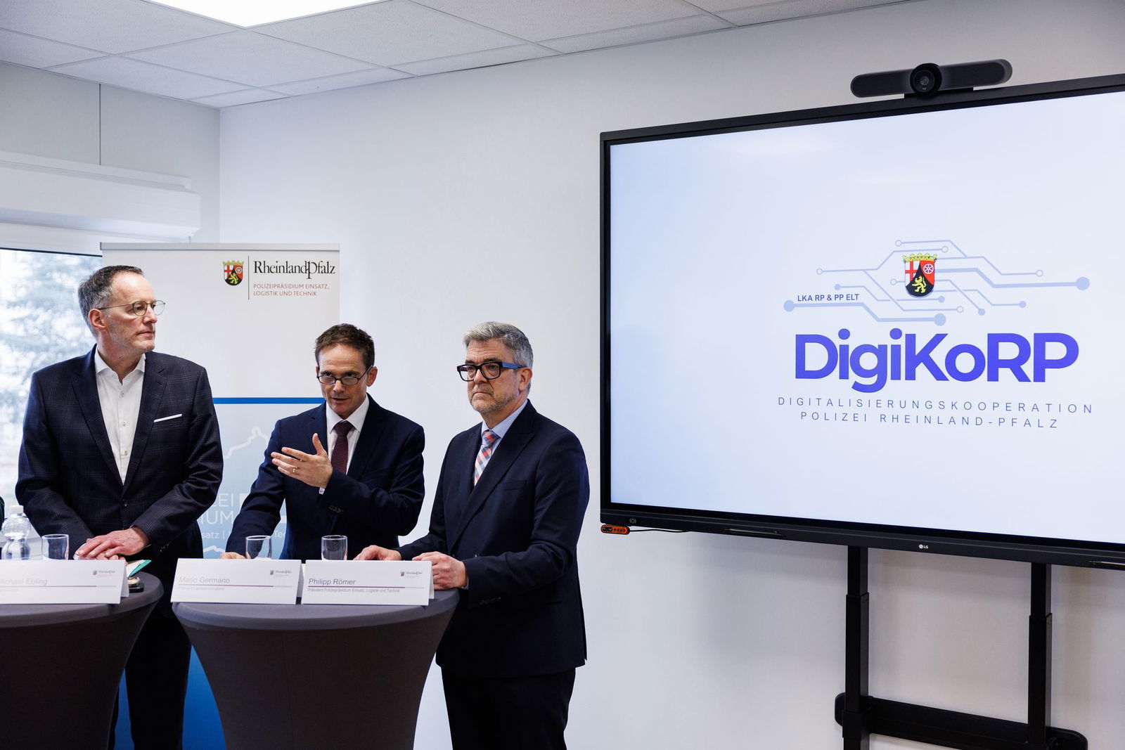 LKA-Chef Mario Germano (M) setzt auf eine schnelle flächendeckende Einführung des Deepfake Detectors.